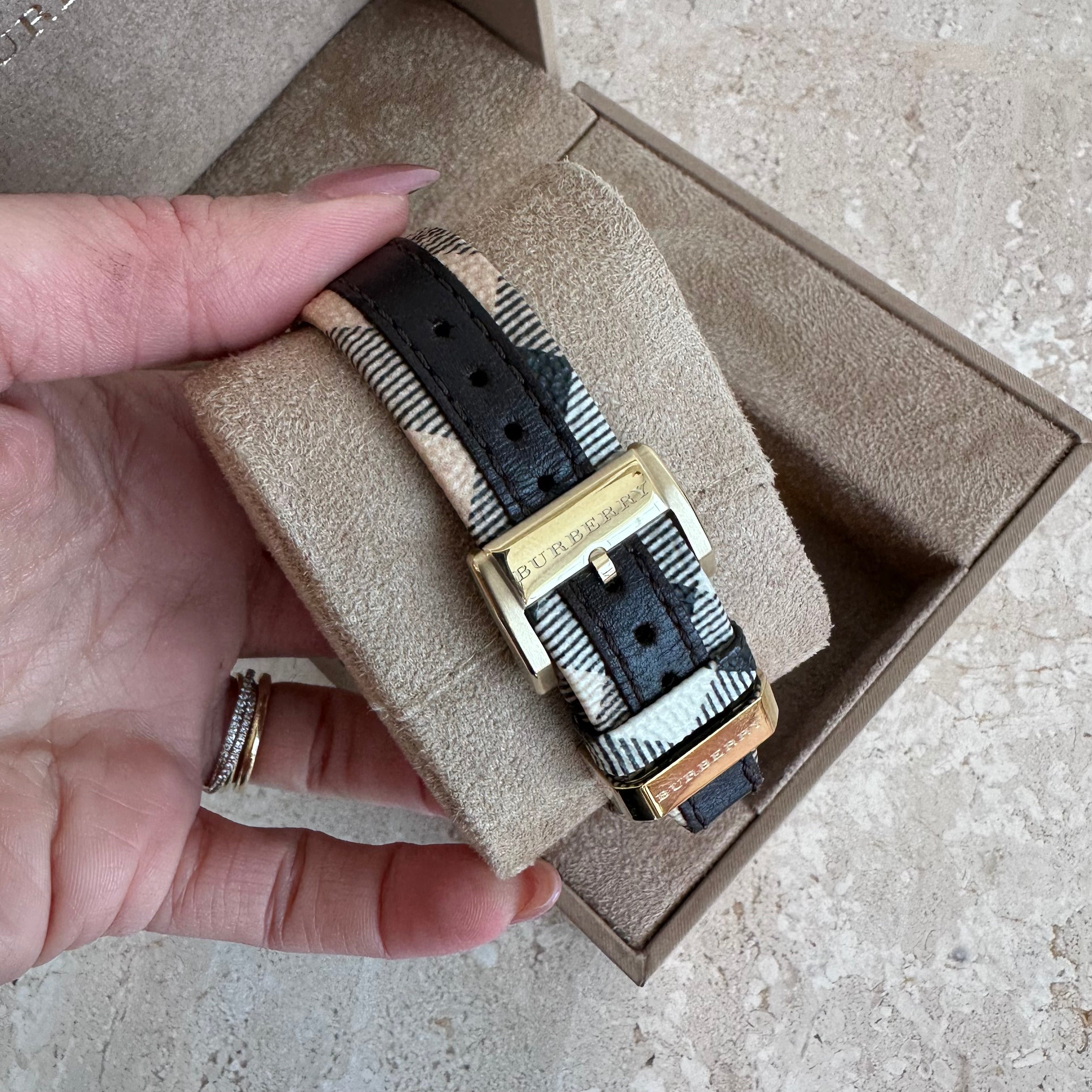 Pre-Owned BURBERRY Stainless Steel Calfskin 38mm Quartz Watch Gold