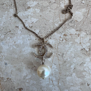 Pre-Owned CHANEL™ Gold Tone Pearl Drop Necklace