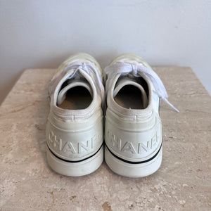 Pre-Owned CHANEL™ Canvas Sneakers in White Size 38.5