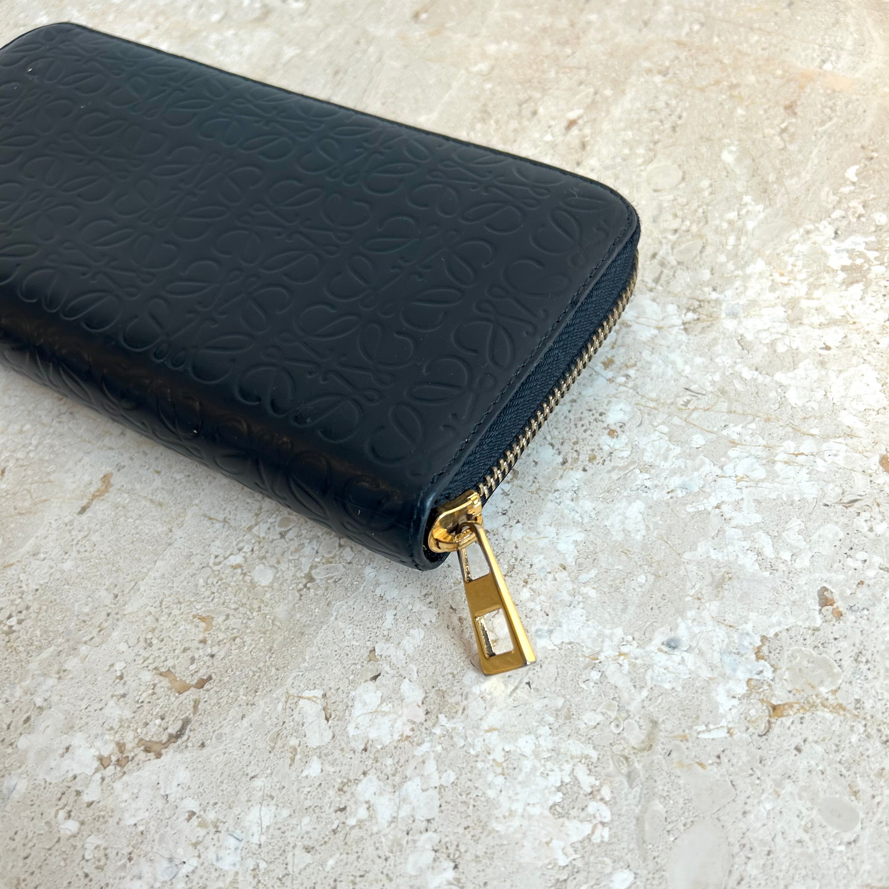 Pre-Owned LOEWE Black Leather Zip Wallet