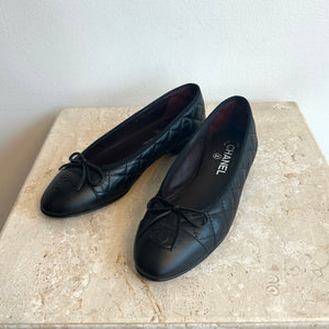 Pre-Owned CHANEL Black Leather Ballet Flats - Size 38