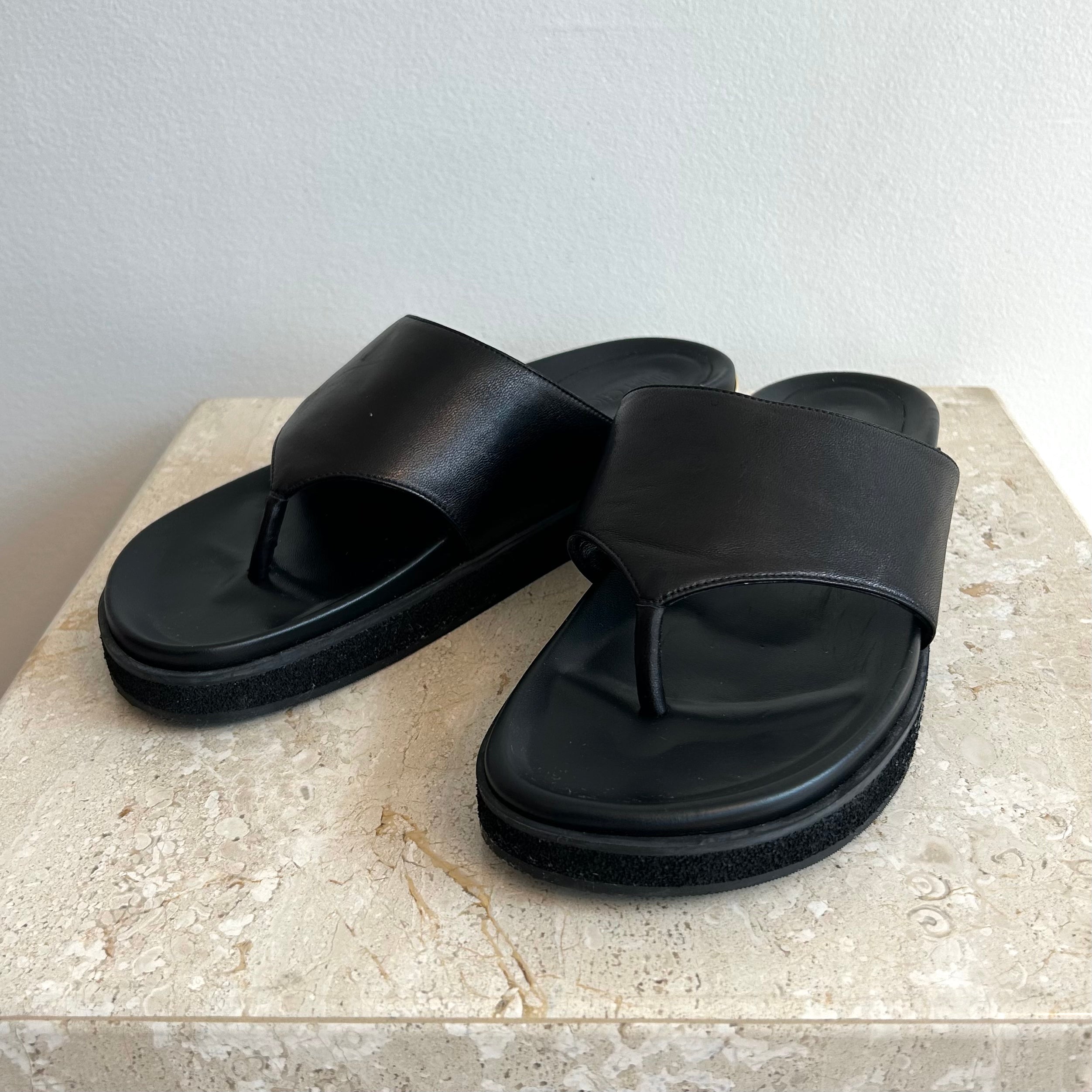 Pre-Owned JIMMY CHOO Black Leather Rowan Thong Slides - 41