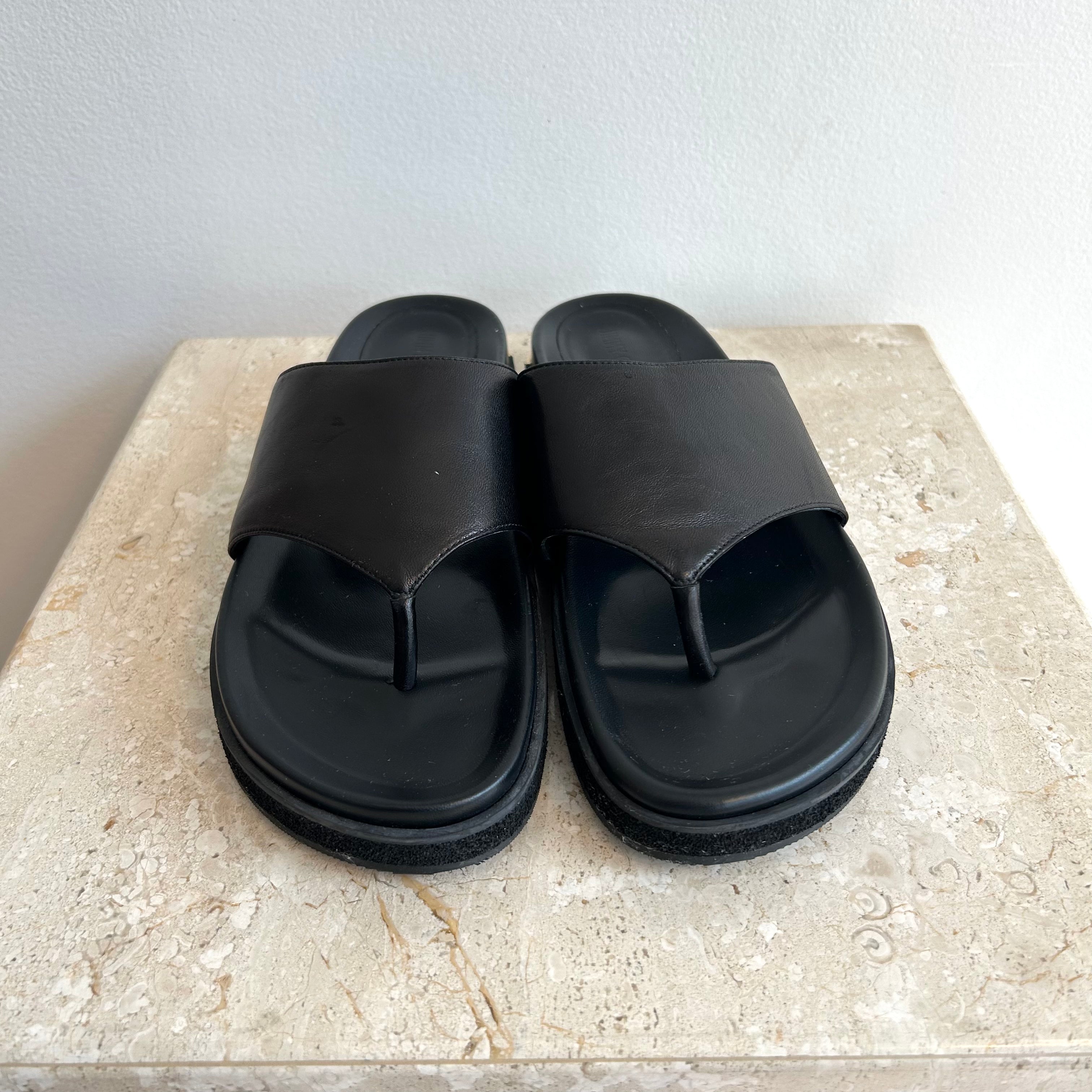 Pre-Owned JIMMY CHOO Black Leather Rowan Thong Slides - 41