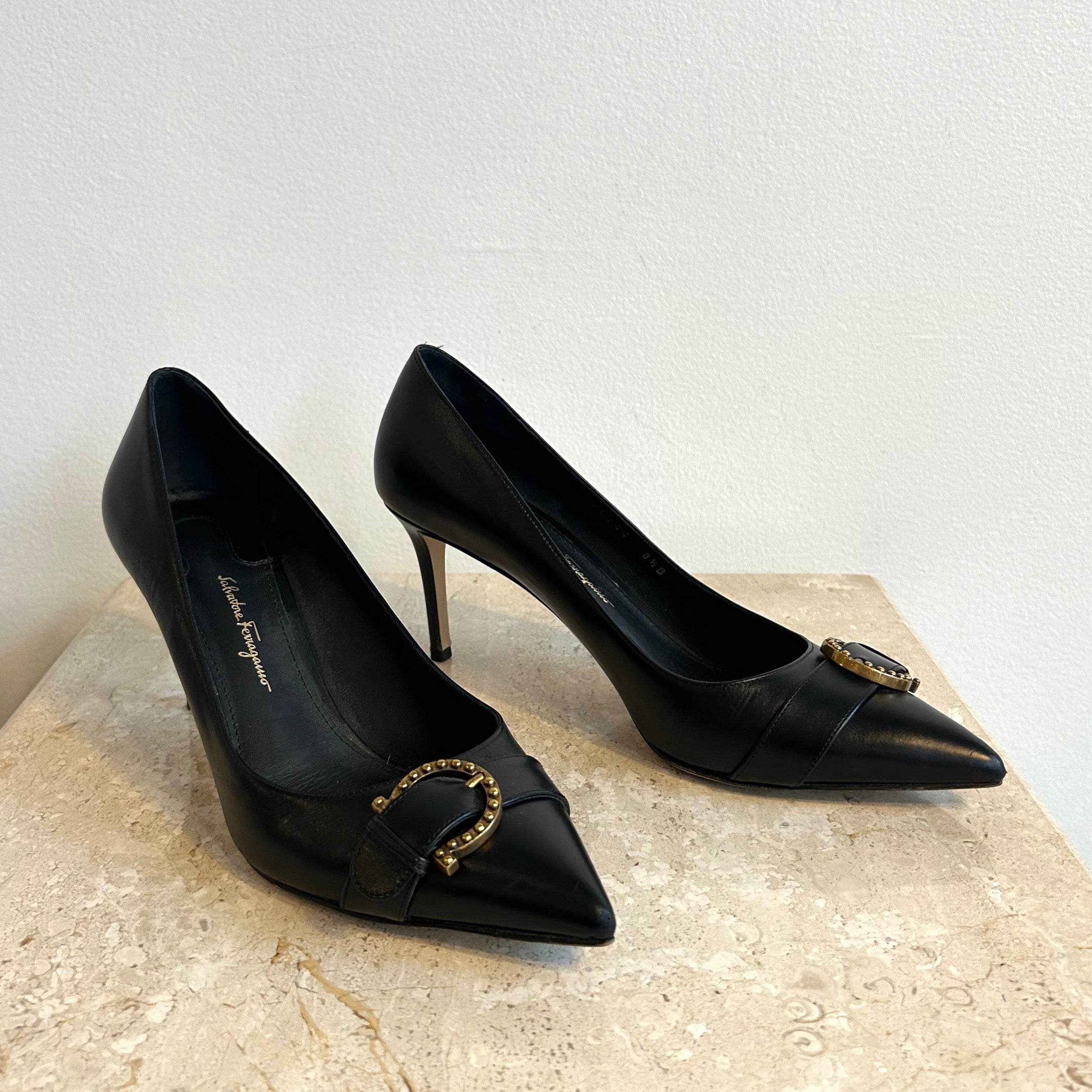 Pre-Owned SALVATORE FERRAGAMO Black Point Toe Leather Pumps - Size 8.5