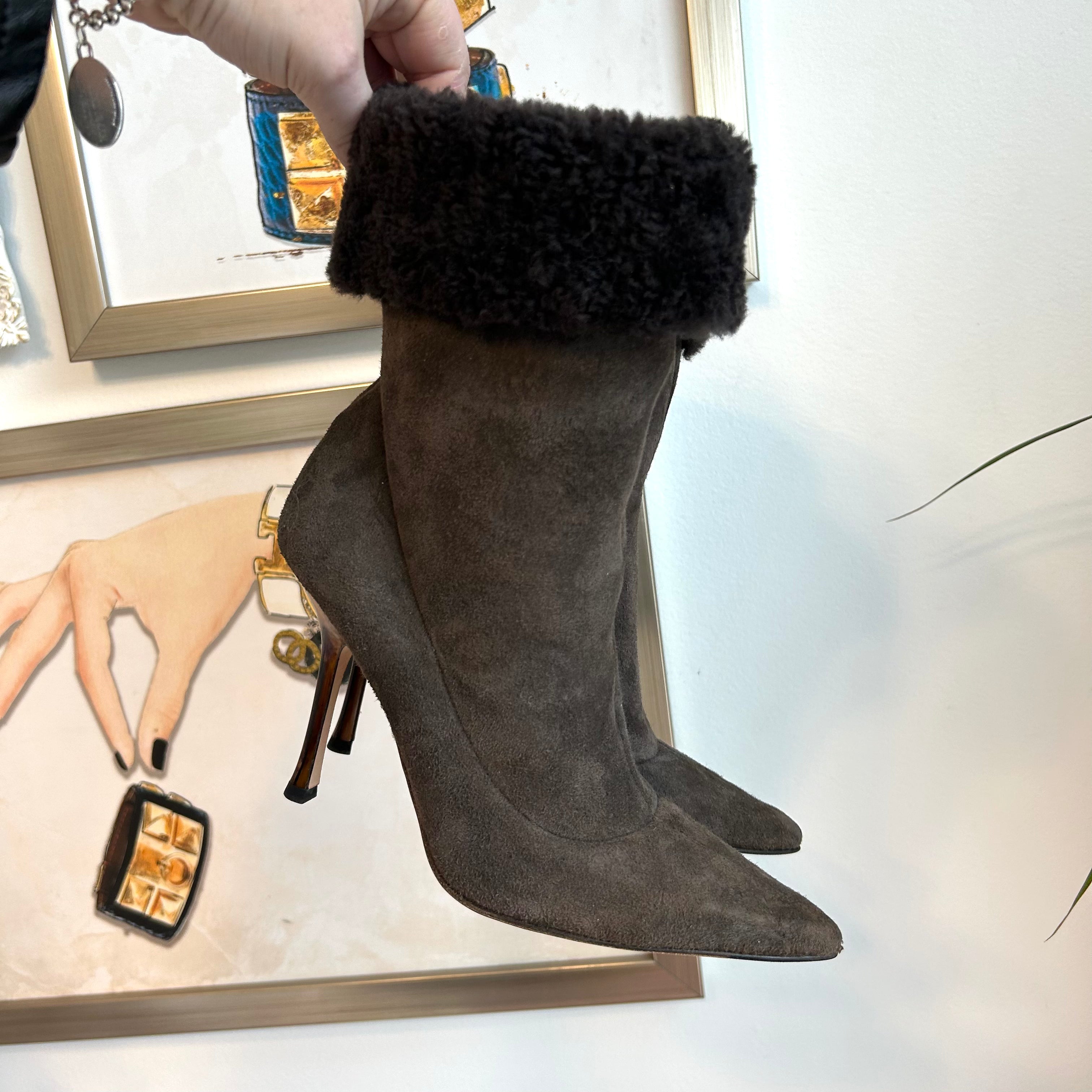 Pre-Owned JIMMY CHOO Coffee Shearling Pull-On Heeled Bootie - Size 36.5