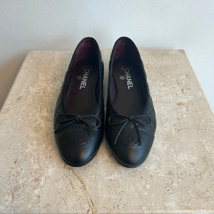 Pre-Owned CHANEL Black Leather Ballet Flats - Size 38