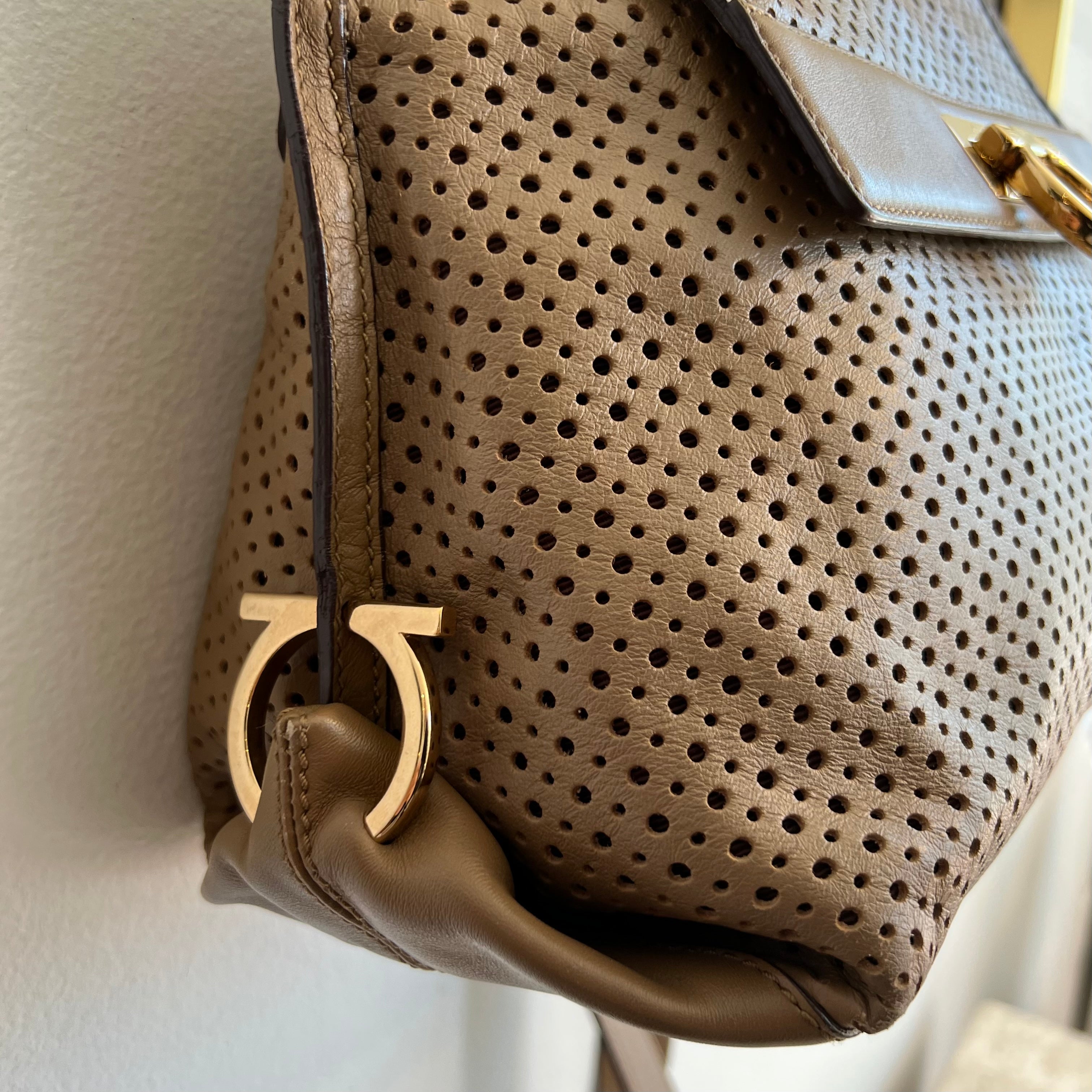Pre-Owned SALVATORE FERRAGAMO Caramel Leather Sofia Bag
