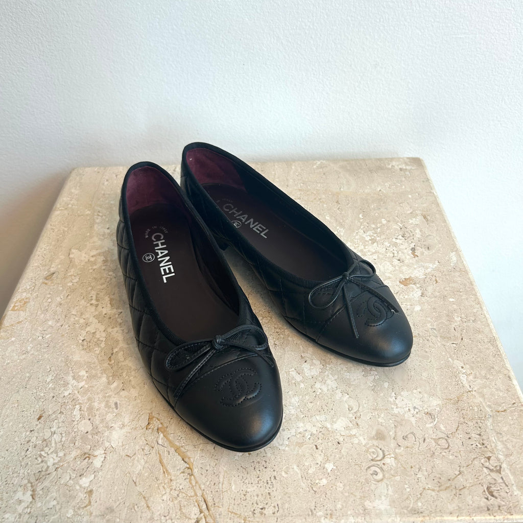Pre-Owned CHANEL Black Leather Ballet Flats - Size 38