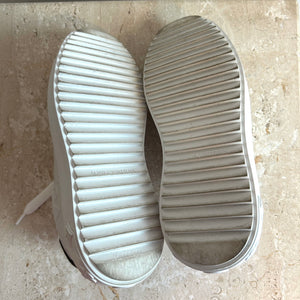 Pre-Owned LOUIS VUITTON White LV Monogram Time Out Debossed Sneaker - Size 35.5
