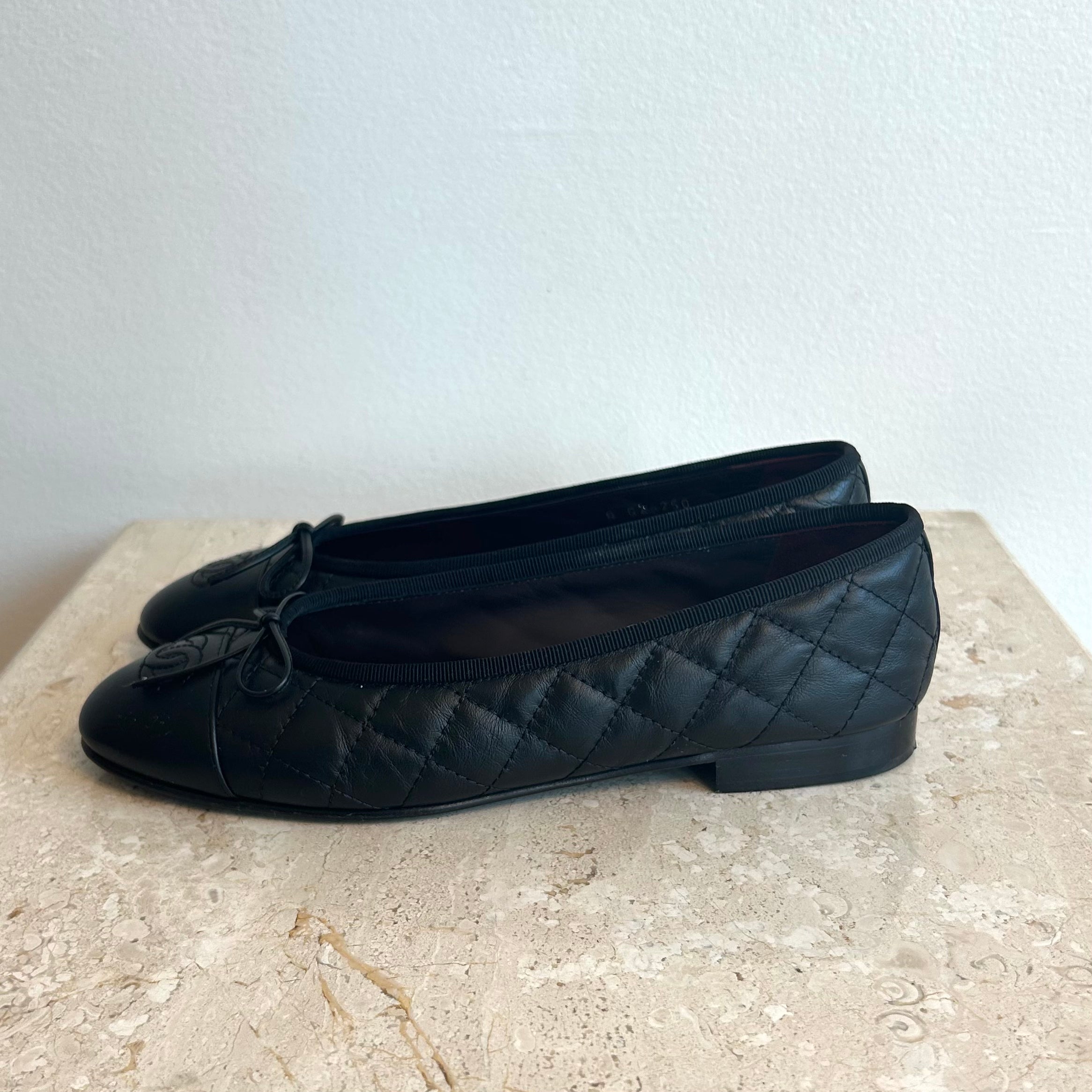 Pre-Owned CHANEL Black Leather Ballet Flats - Size 38