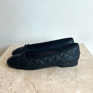 Pre-Owned CHANEL Black Leather Ballet Flats - Size 38