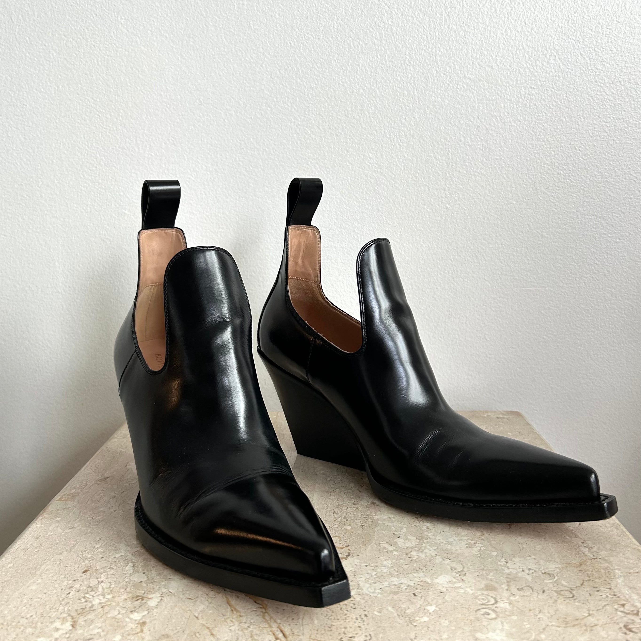Pre-Owned BOTTEGA VENETA Lean Black Leather Ankle Boots - Size 40