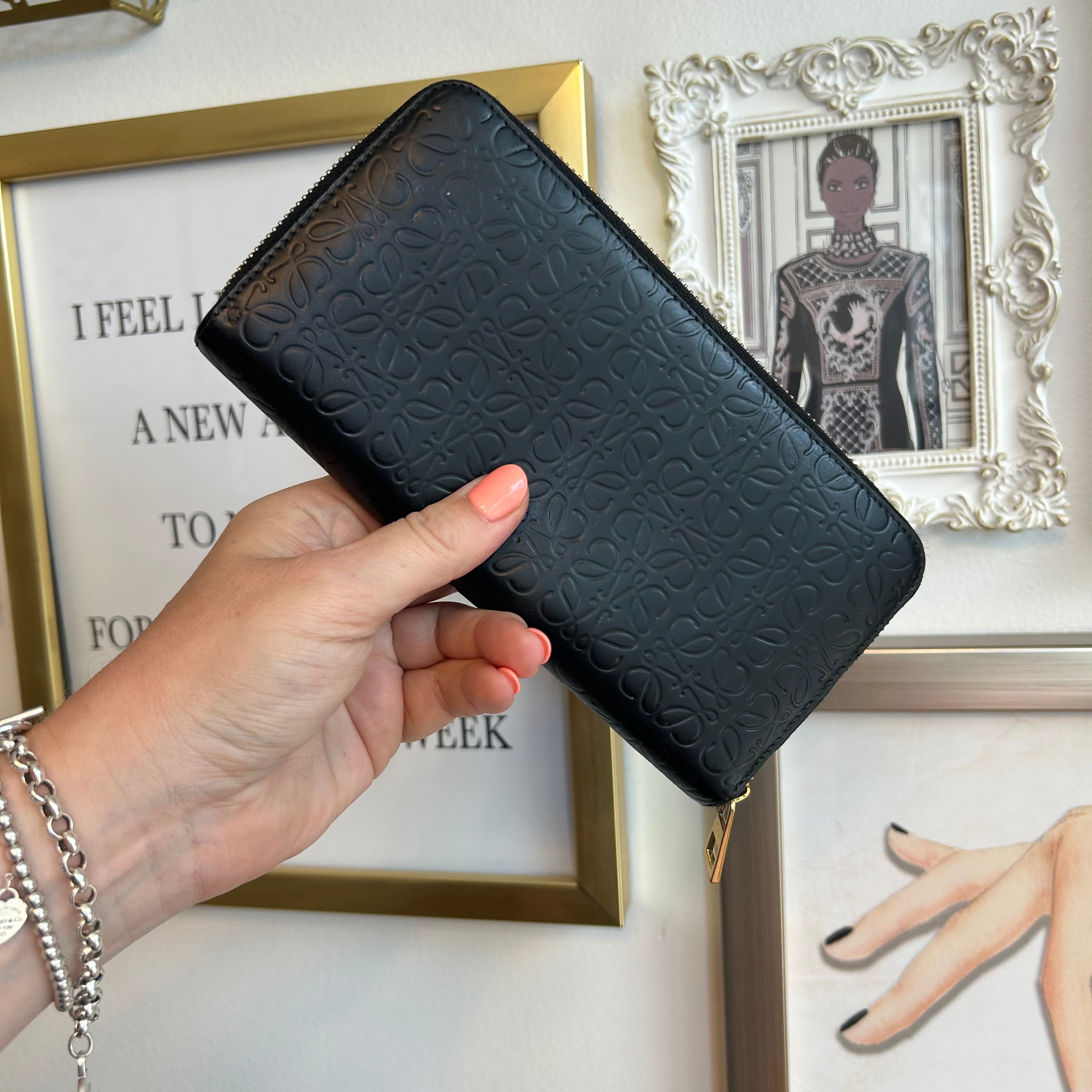 Pre-Owned LOEWE Black Leather Zip Wallet