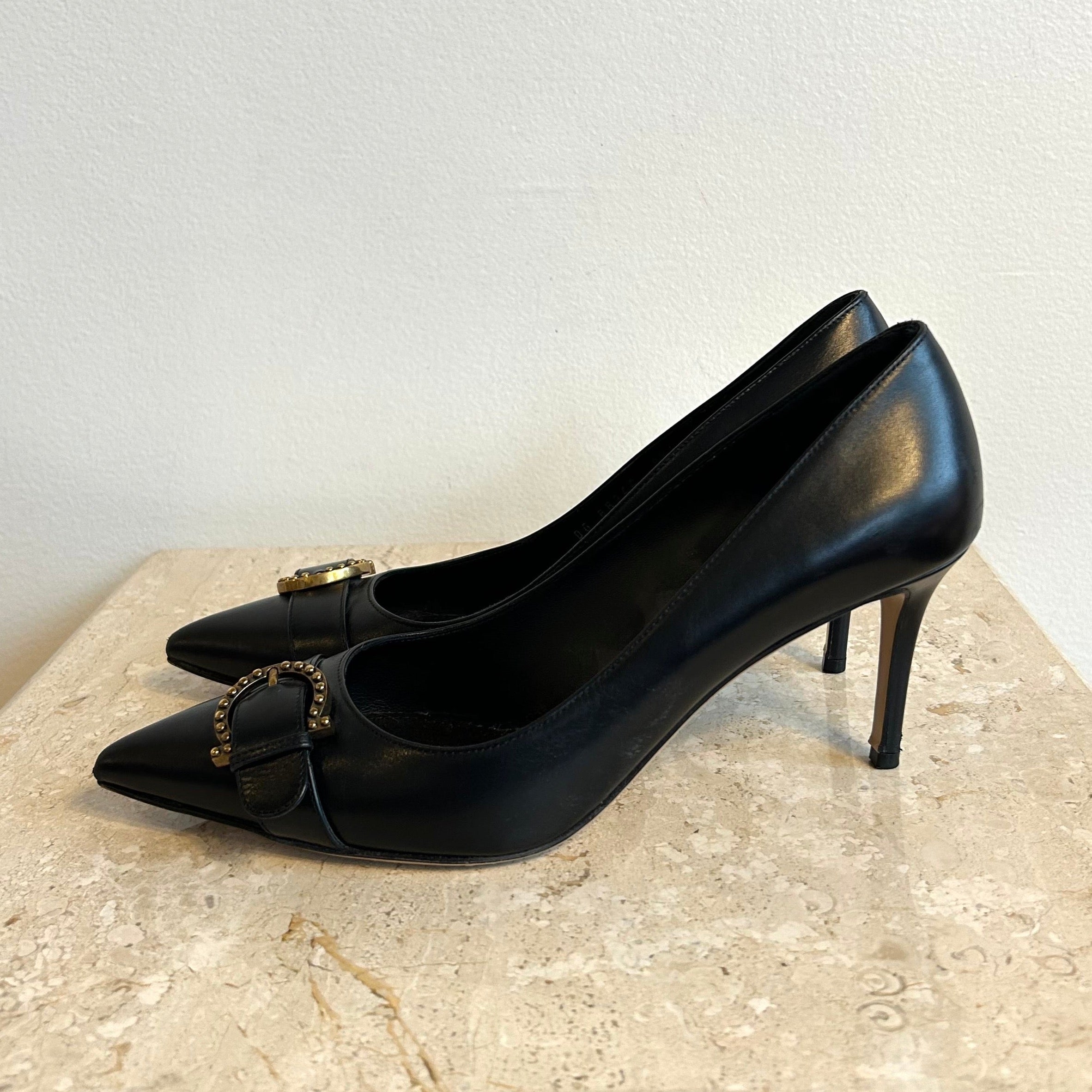 Pre-Owned SALVATORE FERRAGAMO Black Point Toe Leather Pumps - Size 8.5