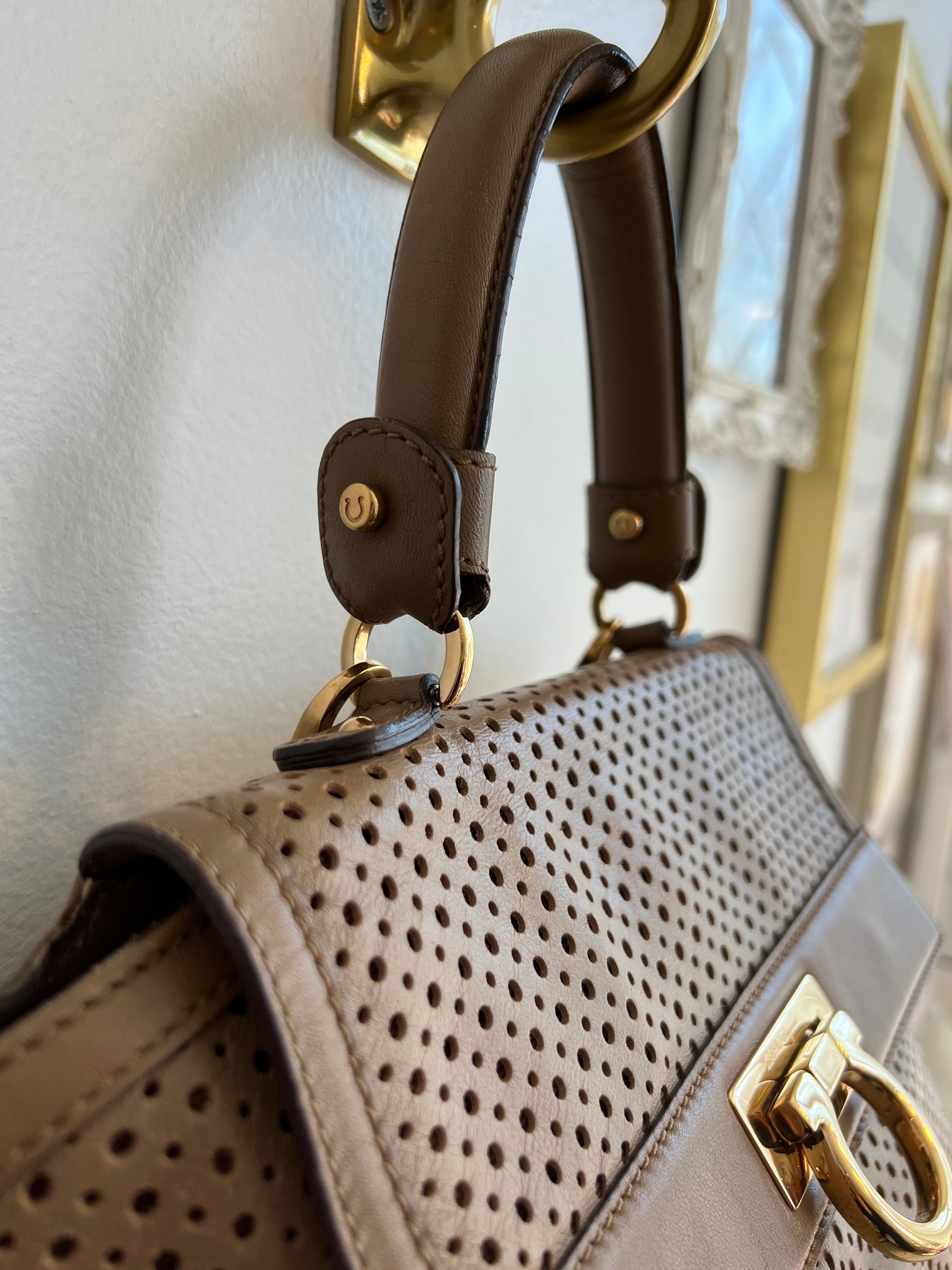 Pre-Owned SALVATORE FERRAGAMO Caramel Leather Sofia Bag