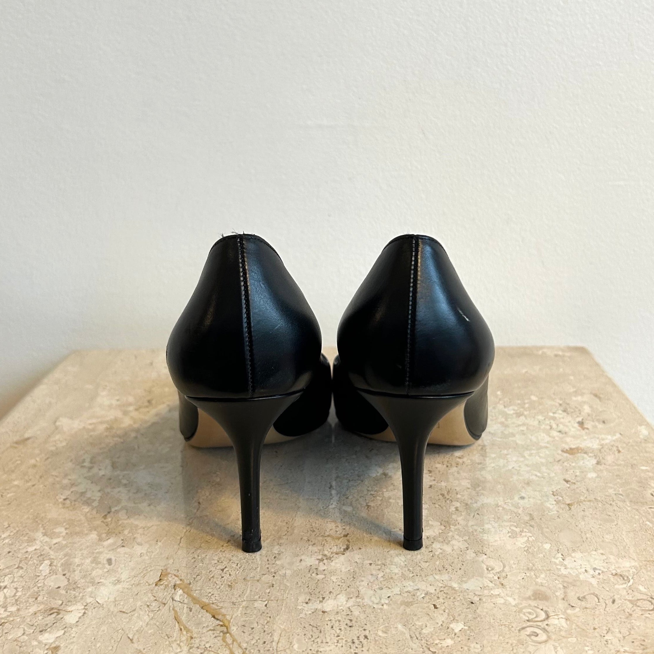 Pre-Owned SALVATORE FERRAGAMO Black Point Toe Leather Pumps - Size 8.5