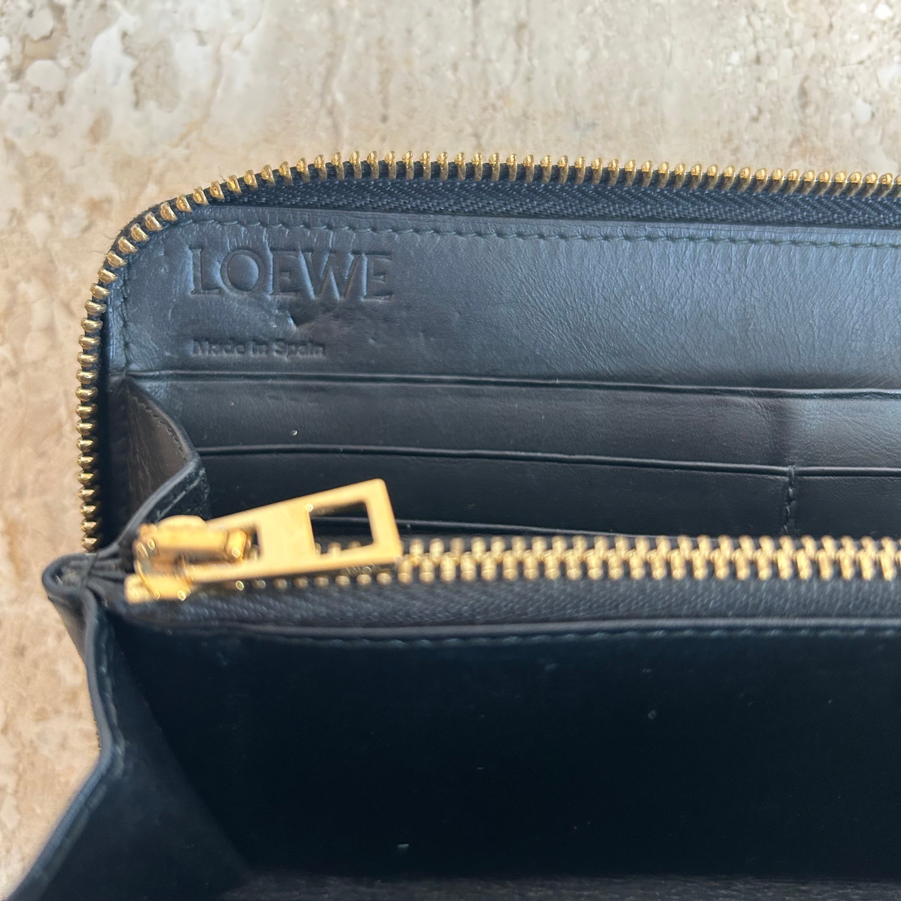 Pre-Owned LOEWE Black Leather Zip Wallet