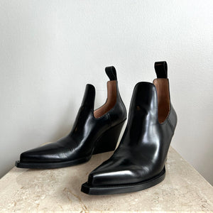 Pre-Owned BOTTEGA VENETA Lean Black Leather Ankle Boots - Size 40