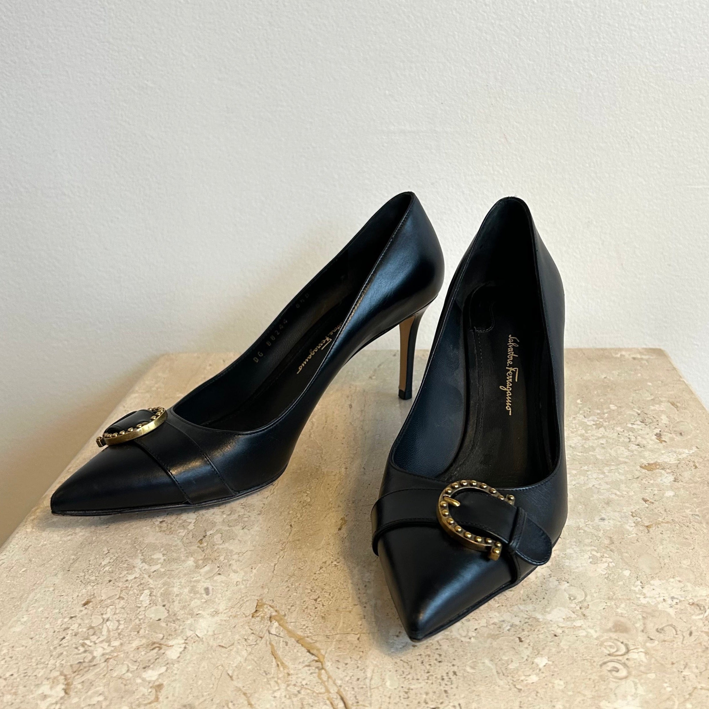 Pre-Owned SALVATORE FERRAGAMO Black Point Toe Leather Pumps - Size 8.5