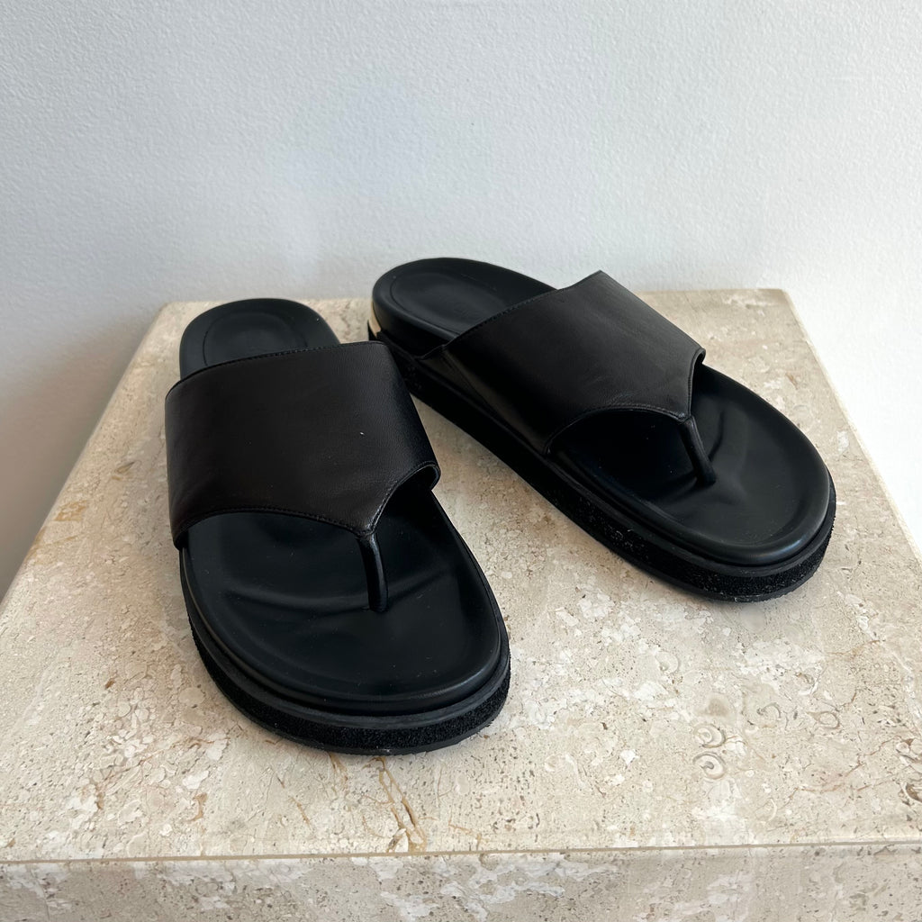 Pre-Owned JIMMY CHOO Black Leather Rowan Thong Slides - 41