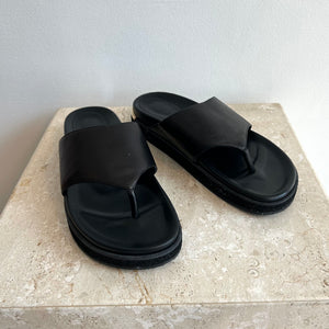 Pre-Owned JIMMY CHOO Black Leather Rowan Thong Slides - 41
