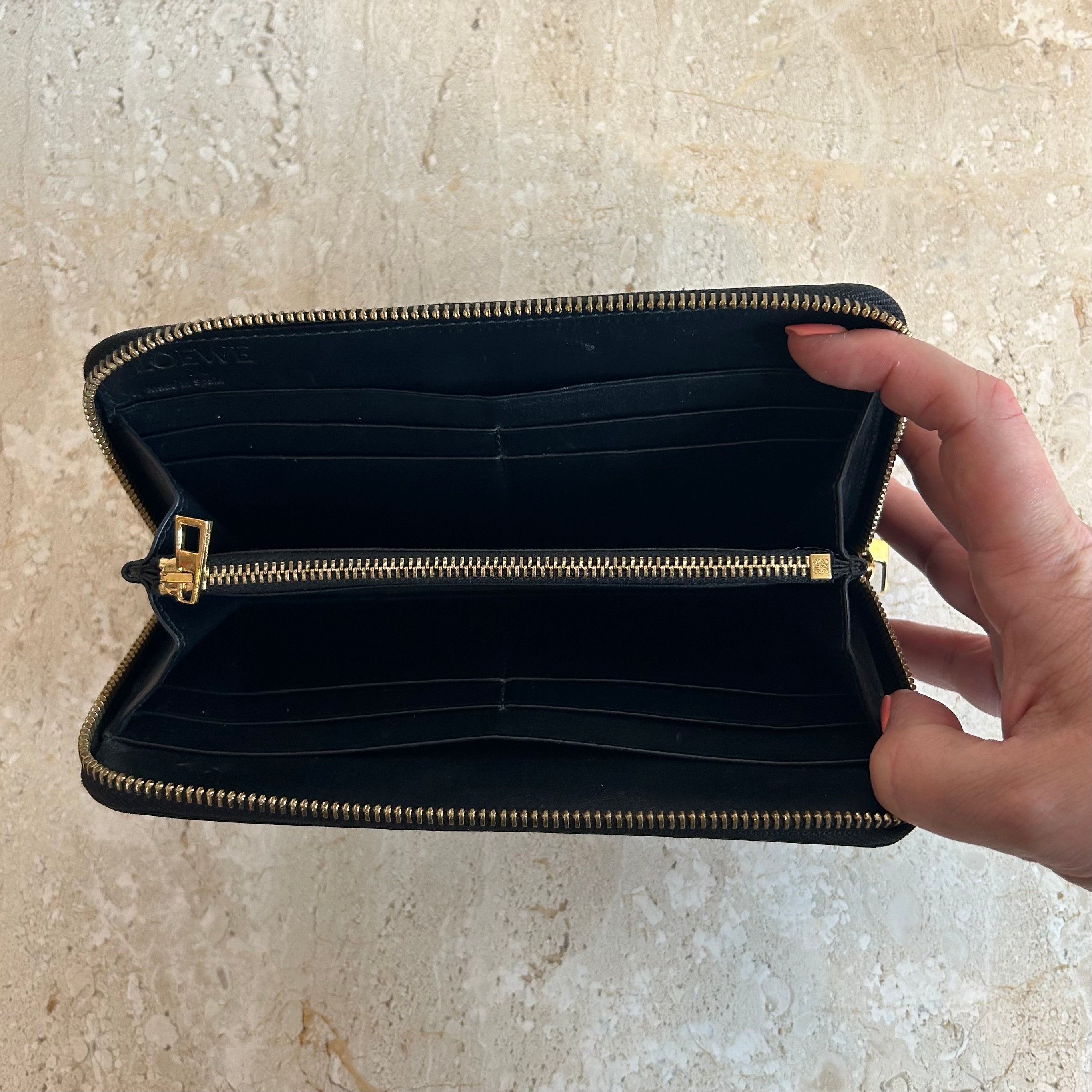 Pre-Owned LOEWE Black Leather Zip Wallet
