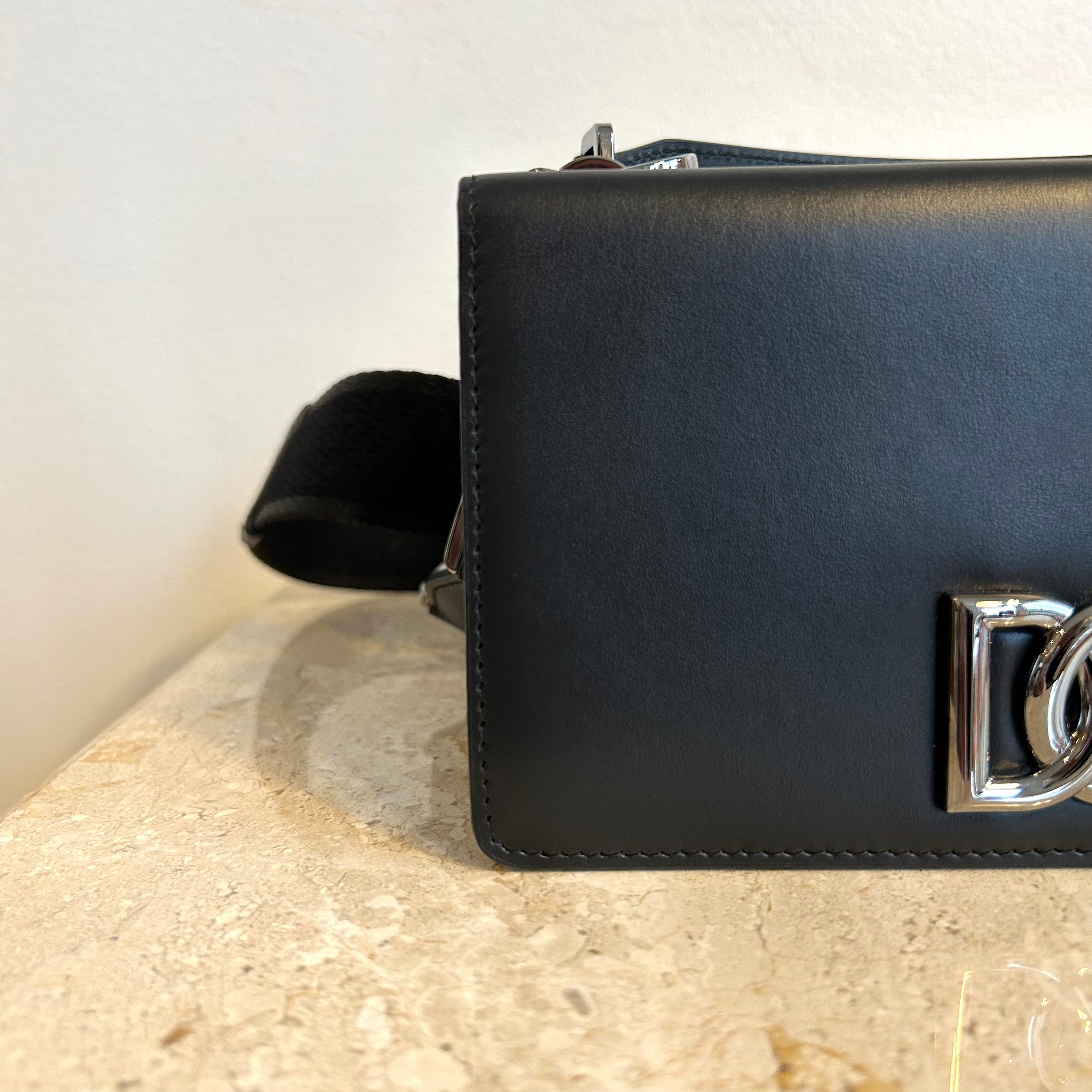 Pre-Owned DOLCE & GABBANA Black Leather Logo Plaque Mini Crossbody Bag