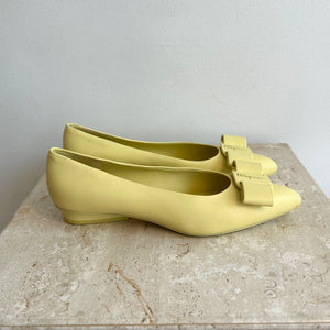 Pre-Owned SALVATORE FERRAGAMO Yellow Bow Flats - Size 8.5
