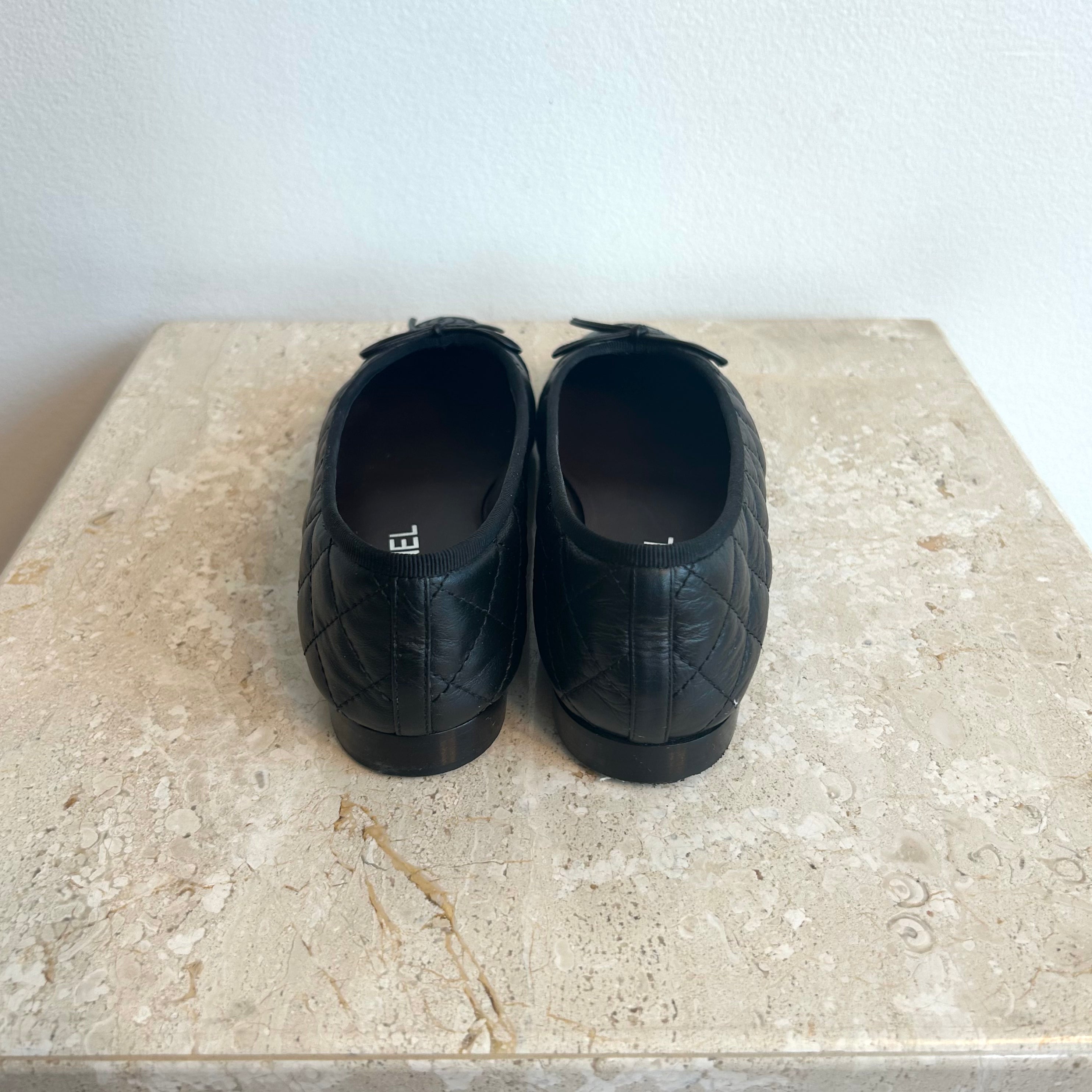 Pre-Owned CHANEL Black Leather Ballet Flats - Size 38