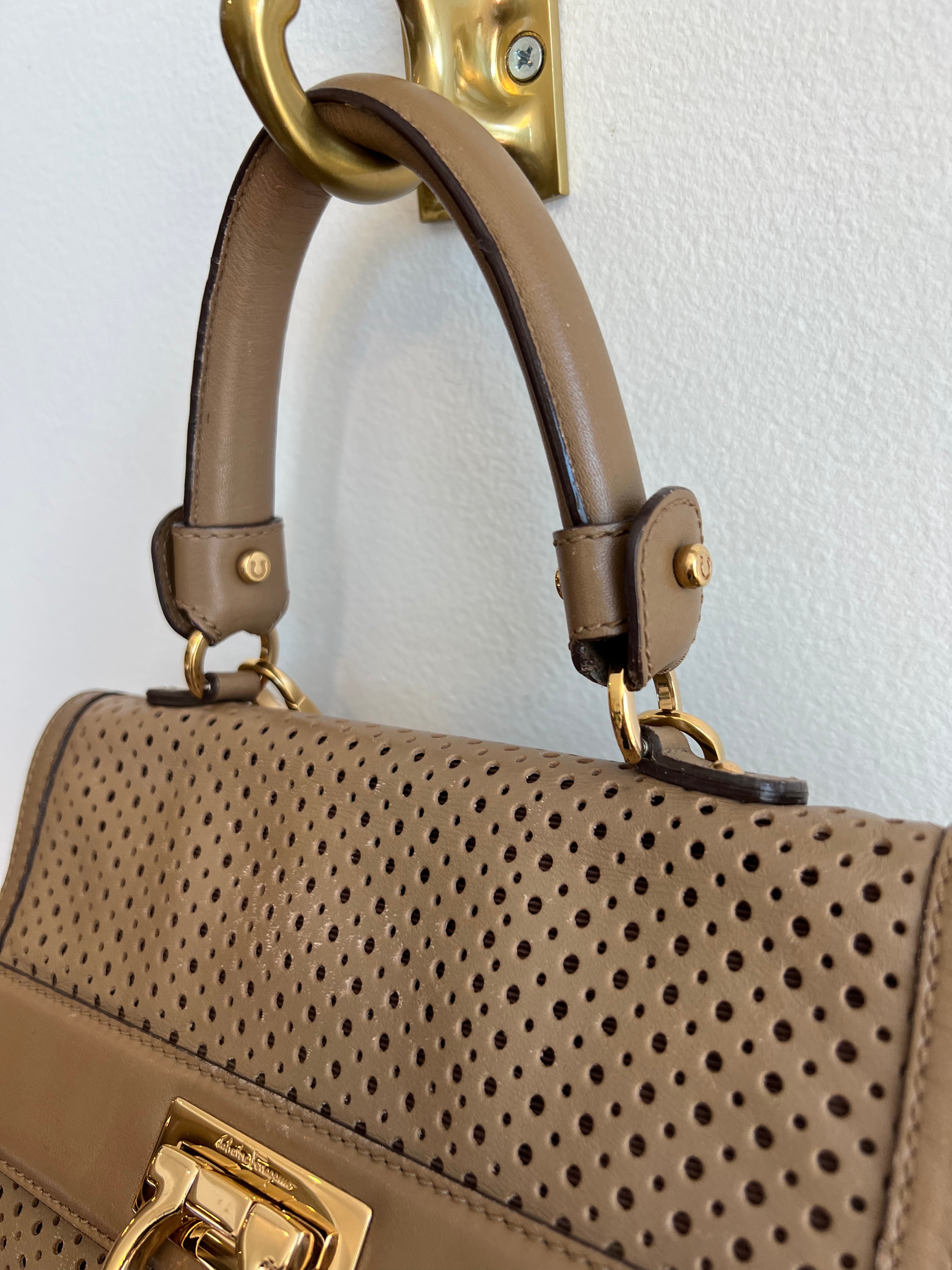 Pre-Owned SALVATORE FERRAGAMO Caramel Leather Sofia Bag