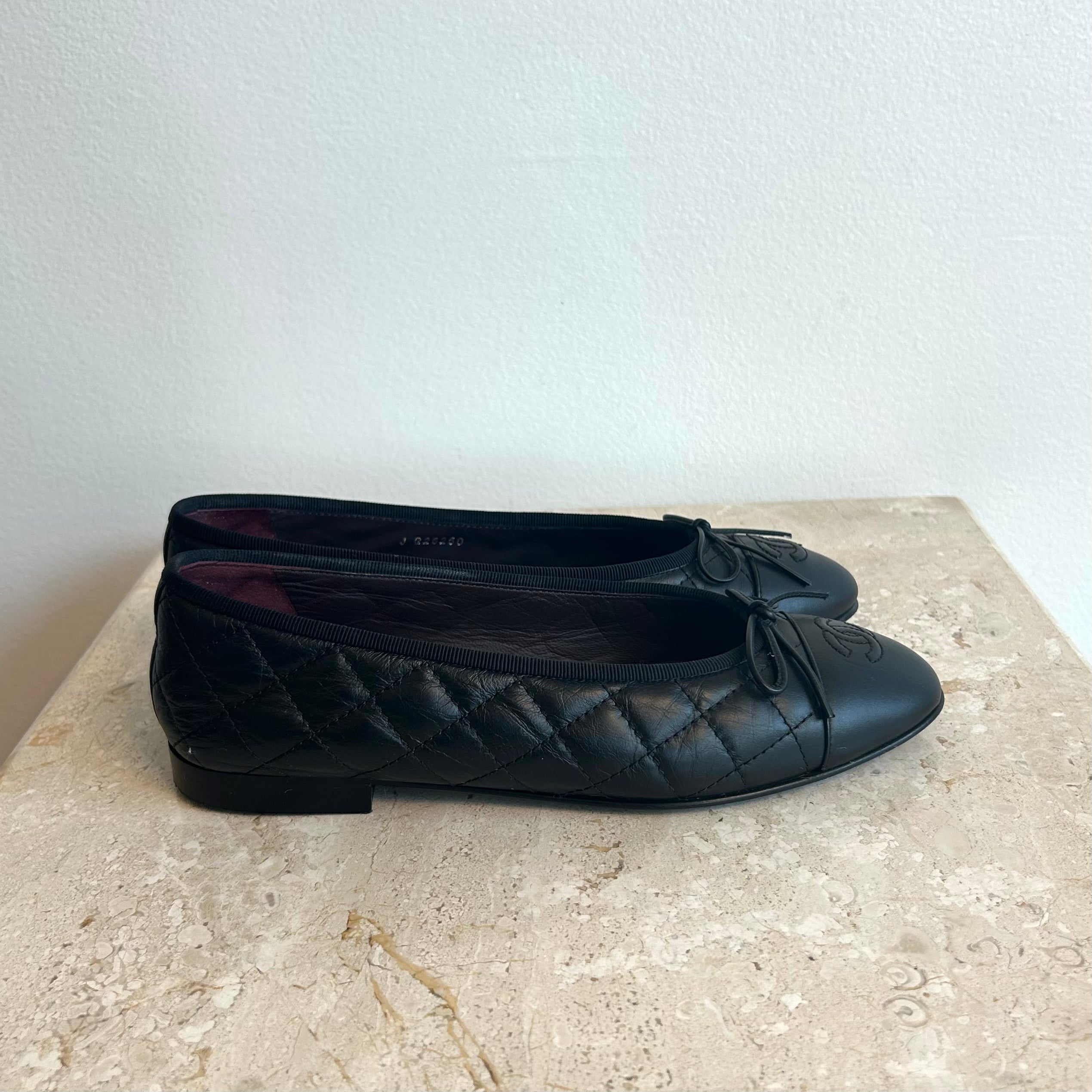 Pre-Owned CHANEL Black Leather Ballet Flats - Size 38