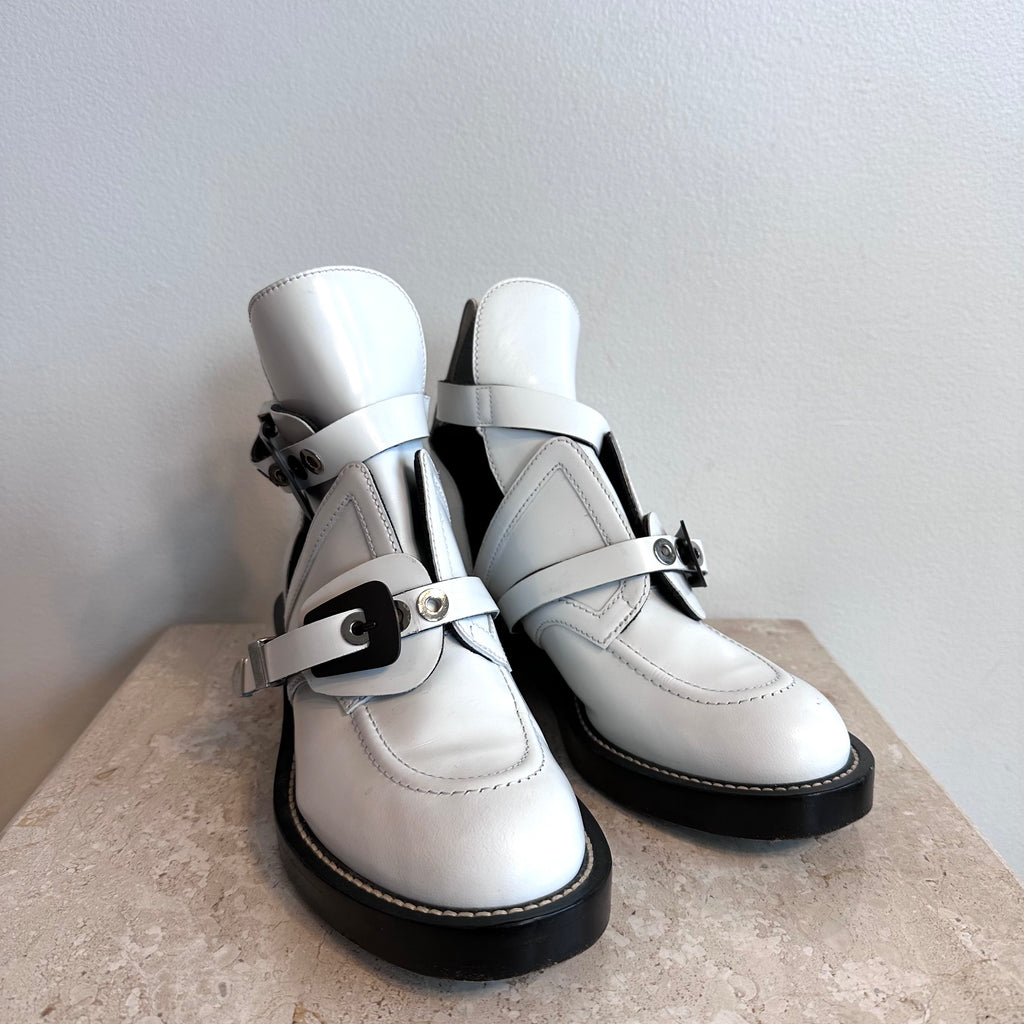 Pre-Owned BALENCIAGA White Leather Booties - Size 39
