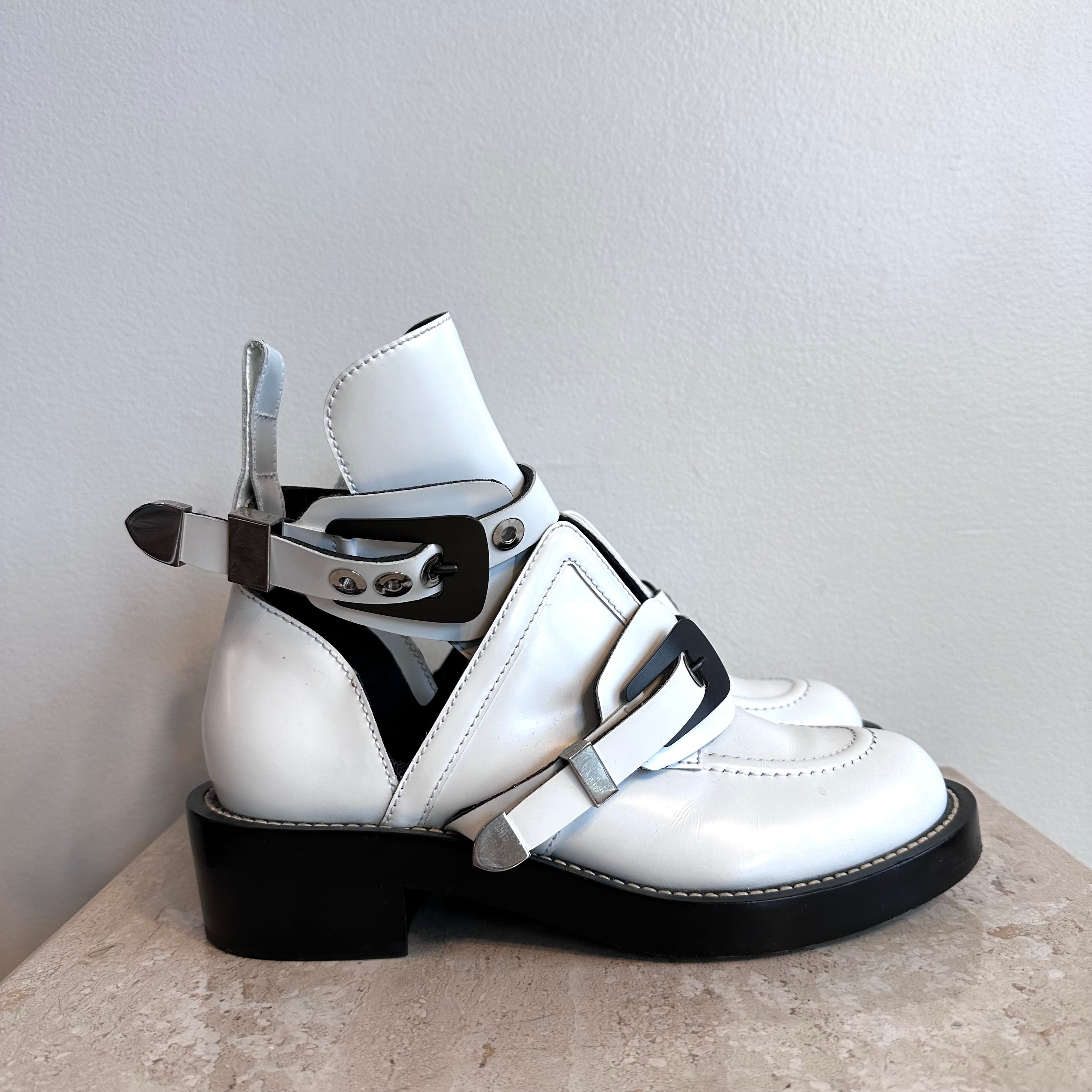 Pre-Owned BALENCIAGA White Leather Booties - Size 39