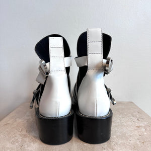 Pre-Owned BALENCIAGA White Leather Booties - Size 39