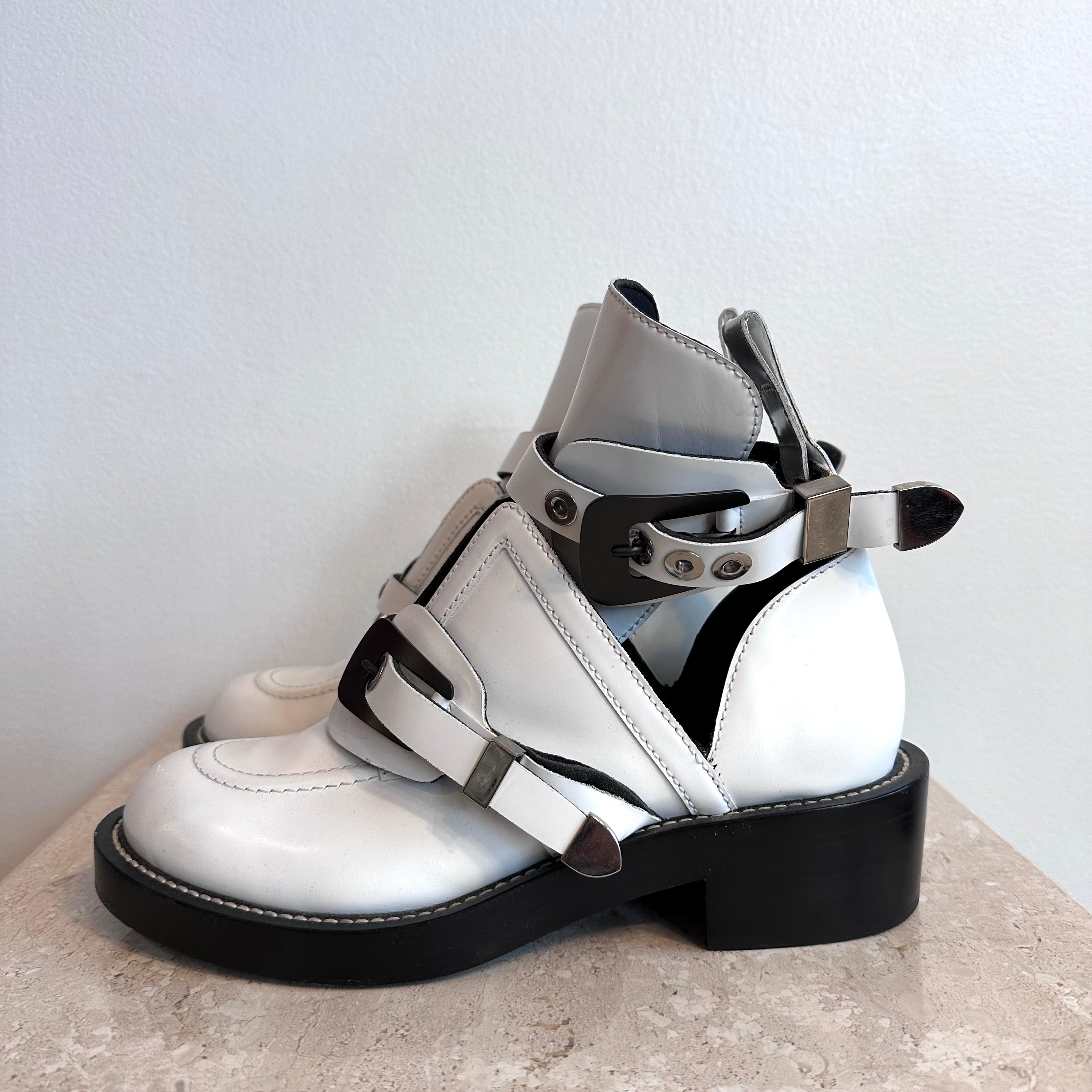 Pre-Owned BALENCIAGA White Leather Booties - Size 39