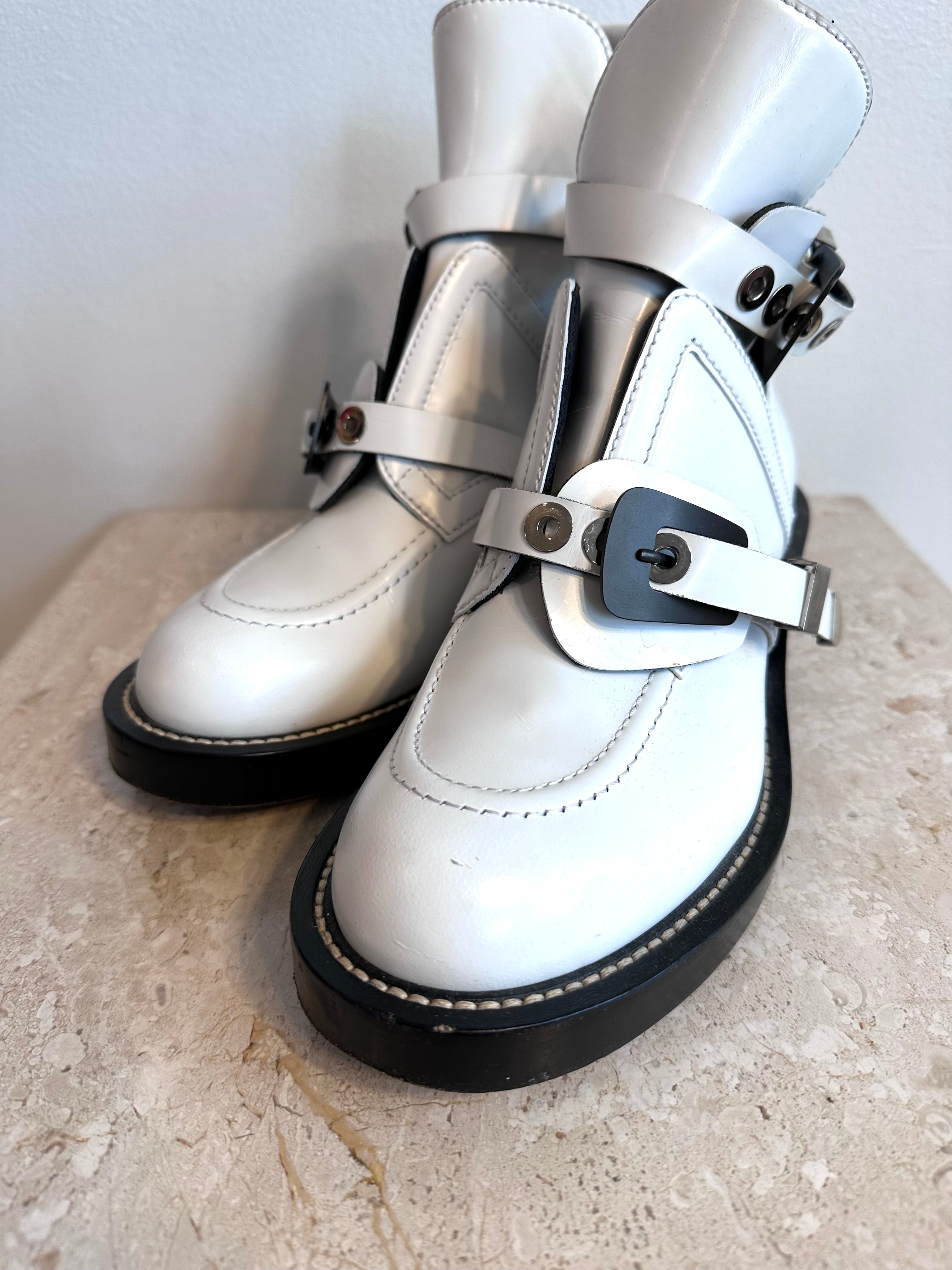 Pre-Owned BALENCIAGA White Leather Booties - Size 39