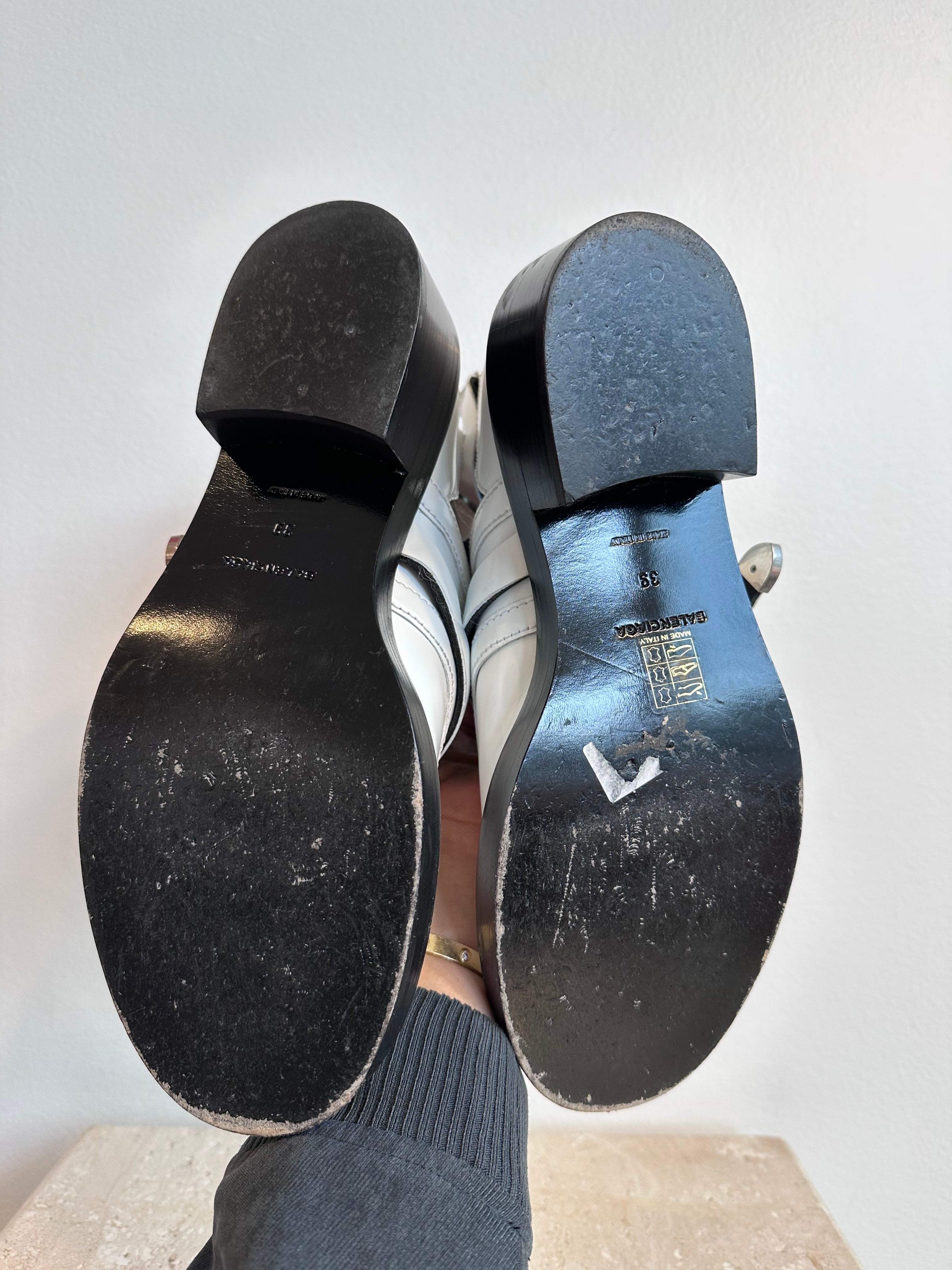 Pre-Owned BALENCIAGA White Leather Booties - Size 39