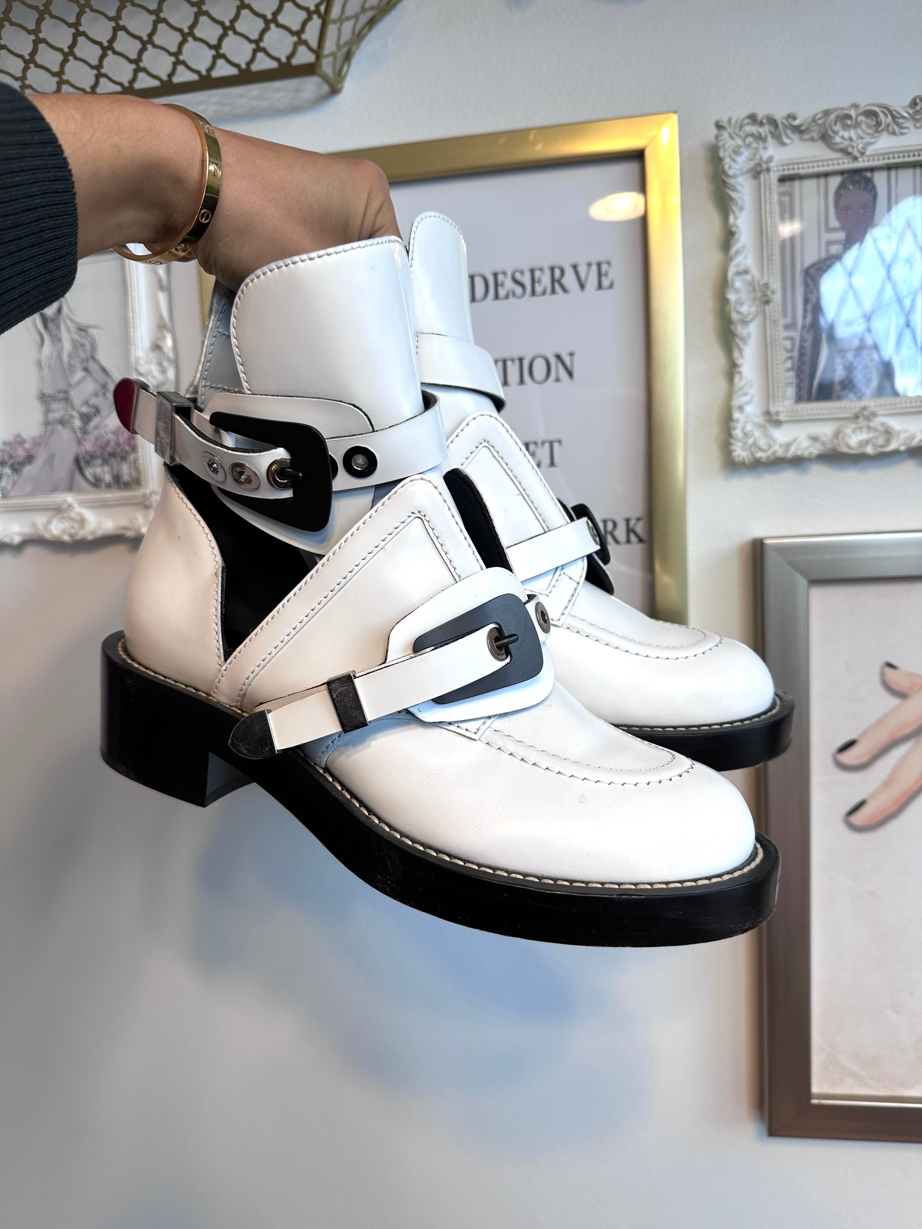 Pre-Owned BALENCIAGA White Leather Booties - Size 39