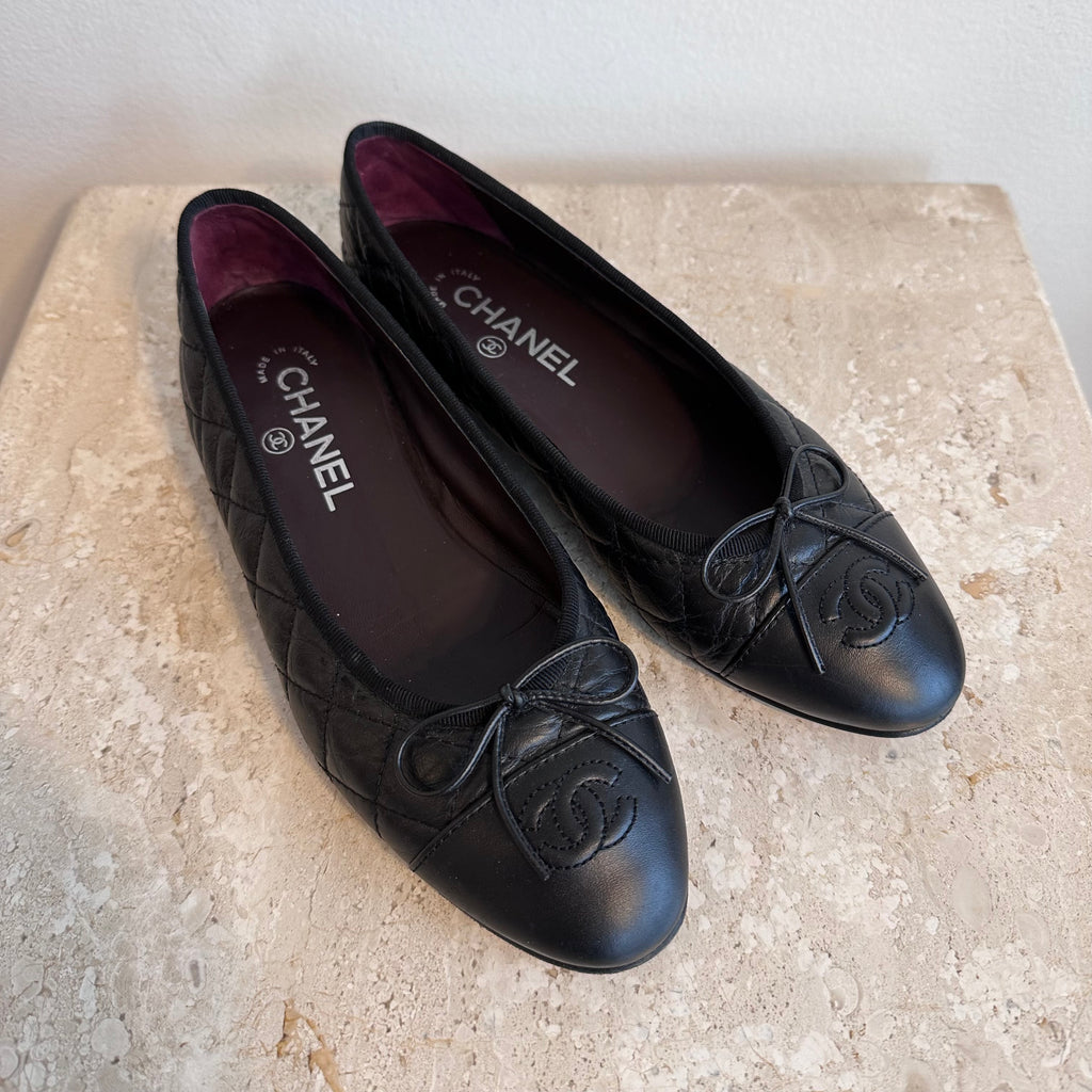 Pre-Owned CHANEL Black Aged Calfskin Quilted Cap Toe Ballerina Flats Size 37.5