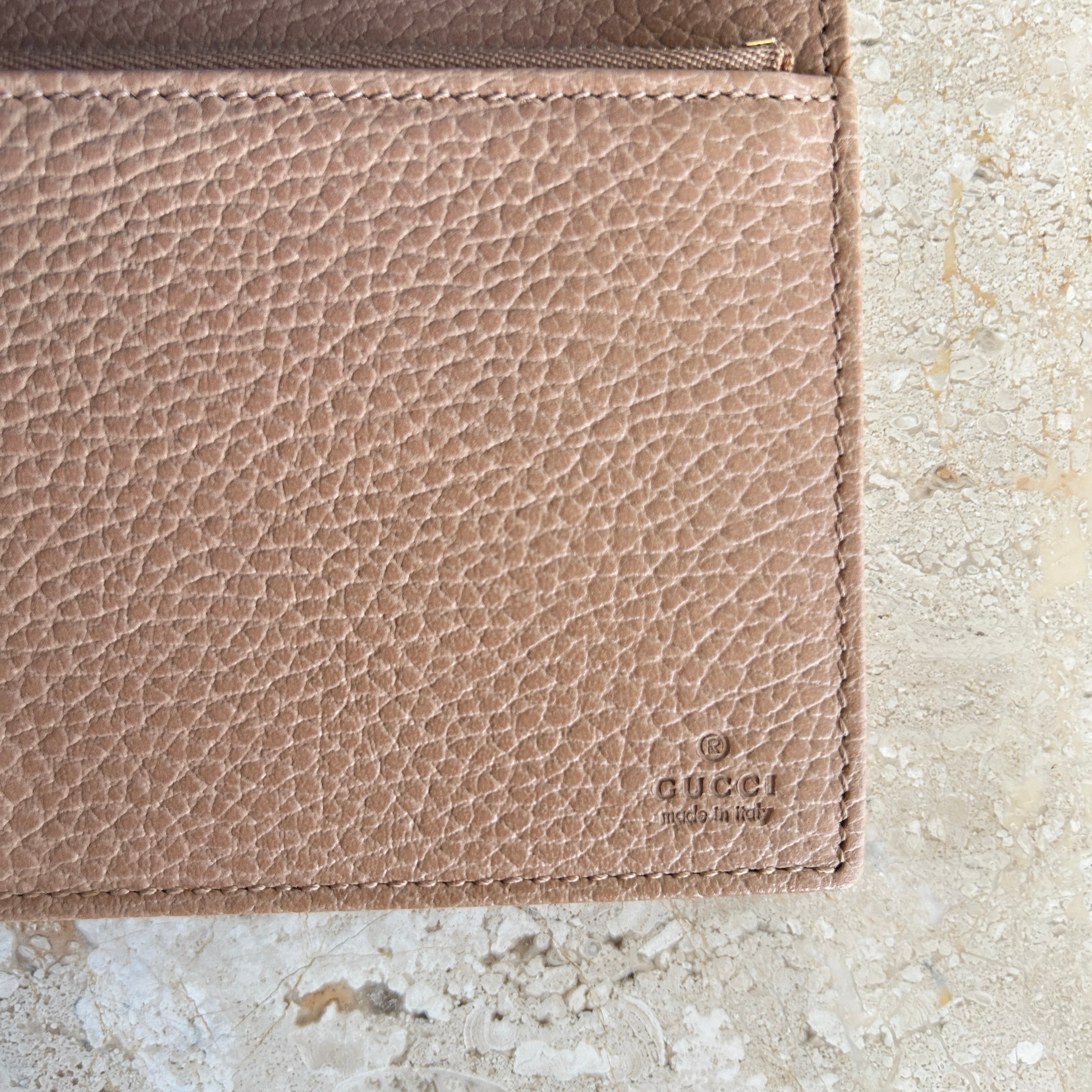 Pre-Owned GUCCI Swing Wallet Crossbody