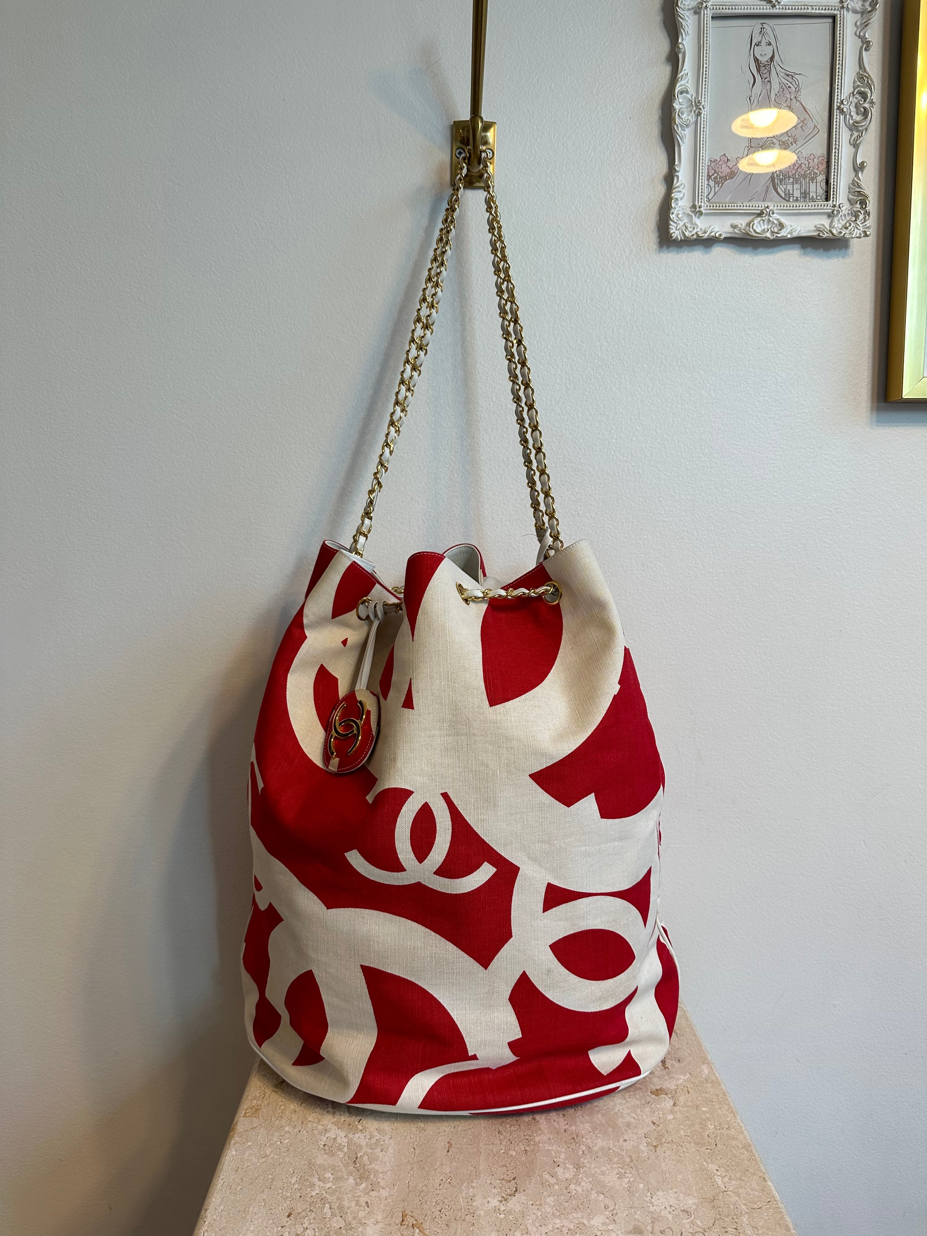 Pre-Owned CHANEL Vintage Red and White Canvas Beach Bag