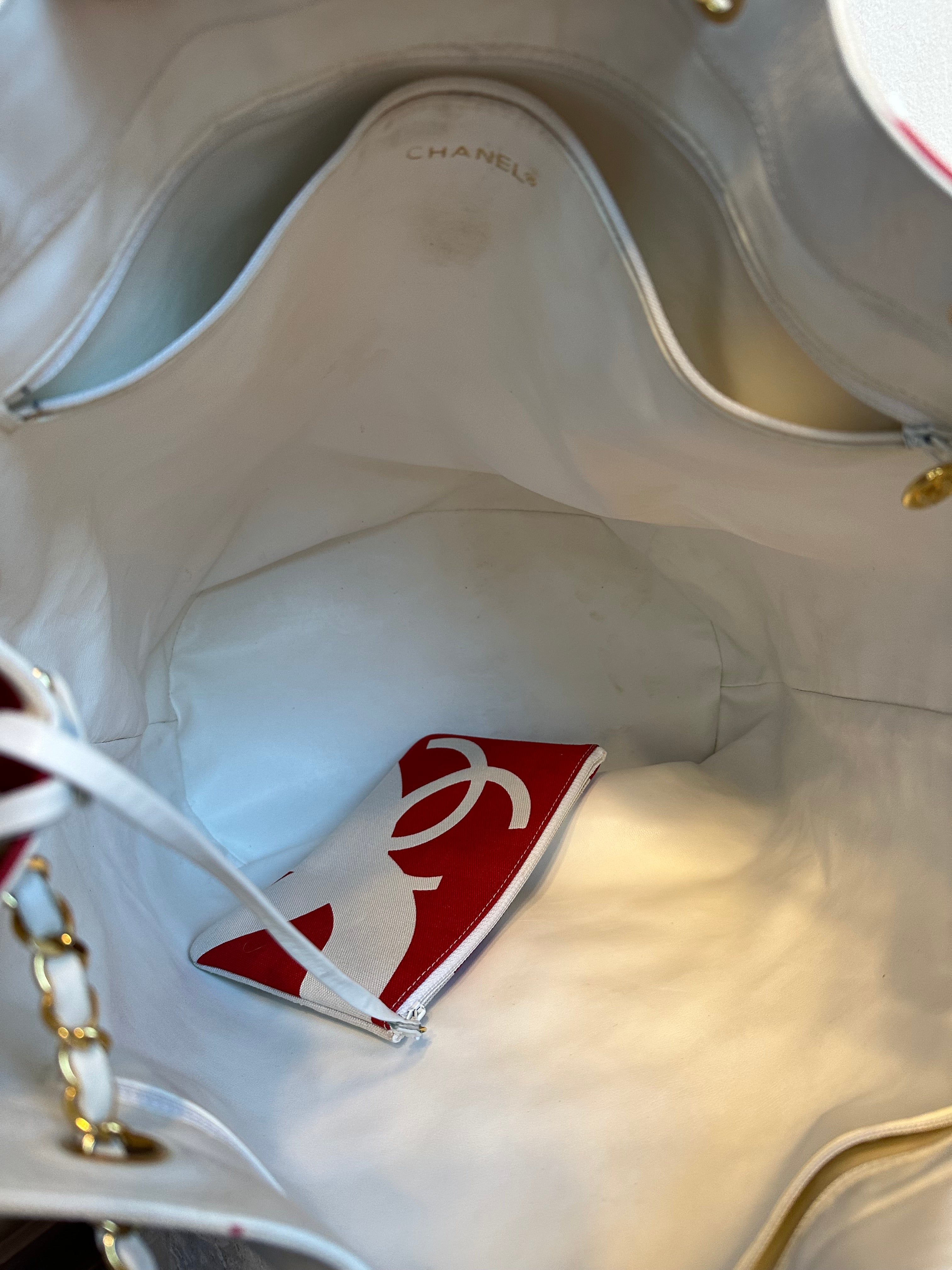 Pre-Owned CHANEL Vintage Red and White Canvas Beach Bag