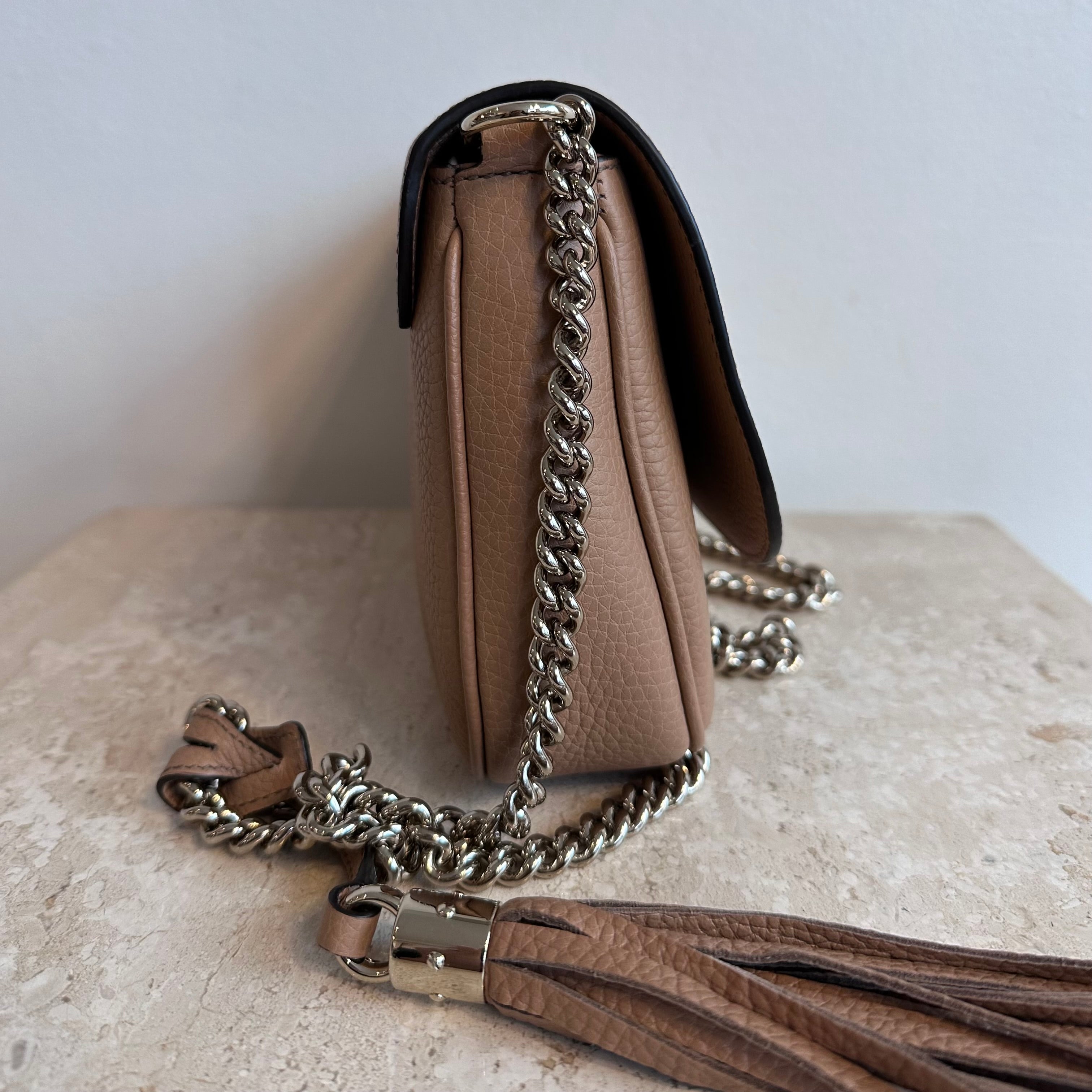 Pre-Owned GUCCI Camelia Calfskin Medium Soho Flap Bag