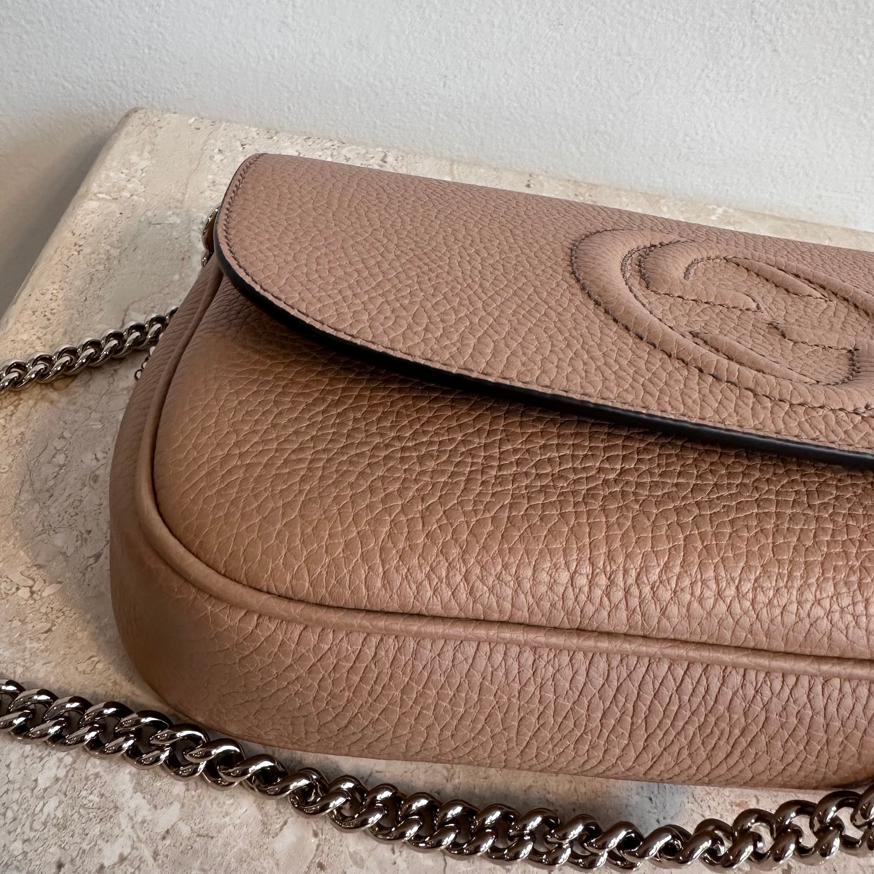 Pre-Owned GUCCI Camelia Calfskin Medium Soho Flap Bag