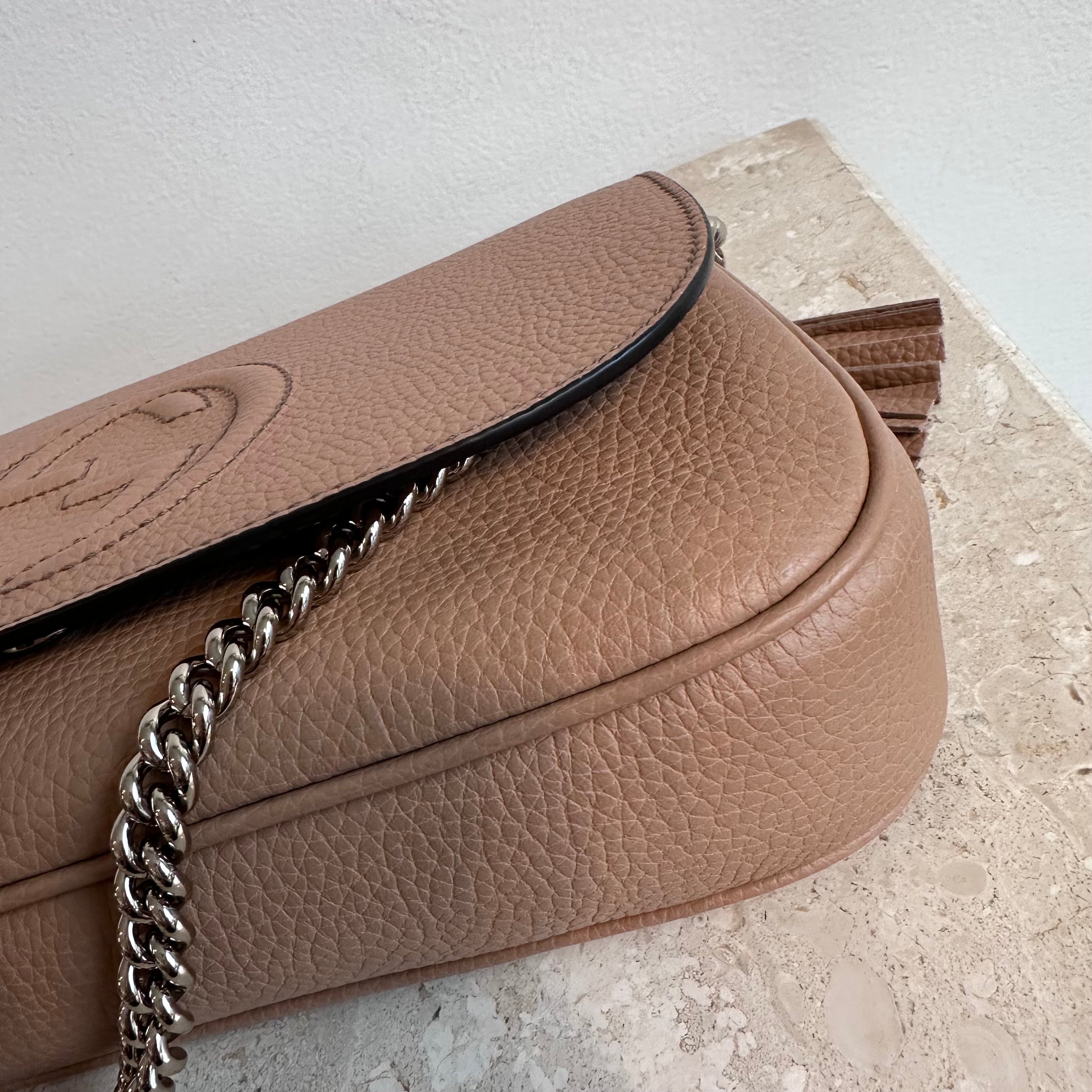 Pre-Owned GUCCI Camelia Calfskin Medium Soho Flap Bag