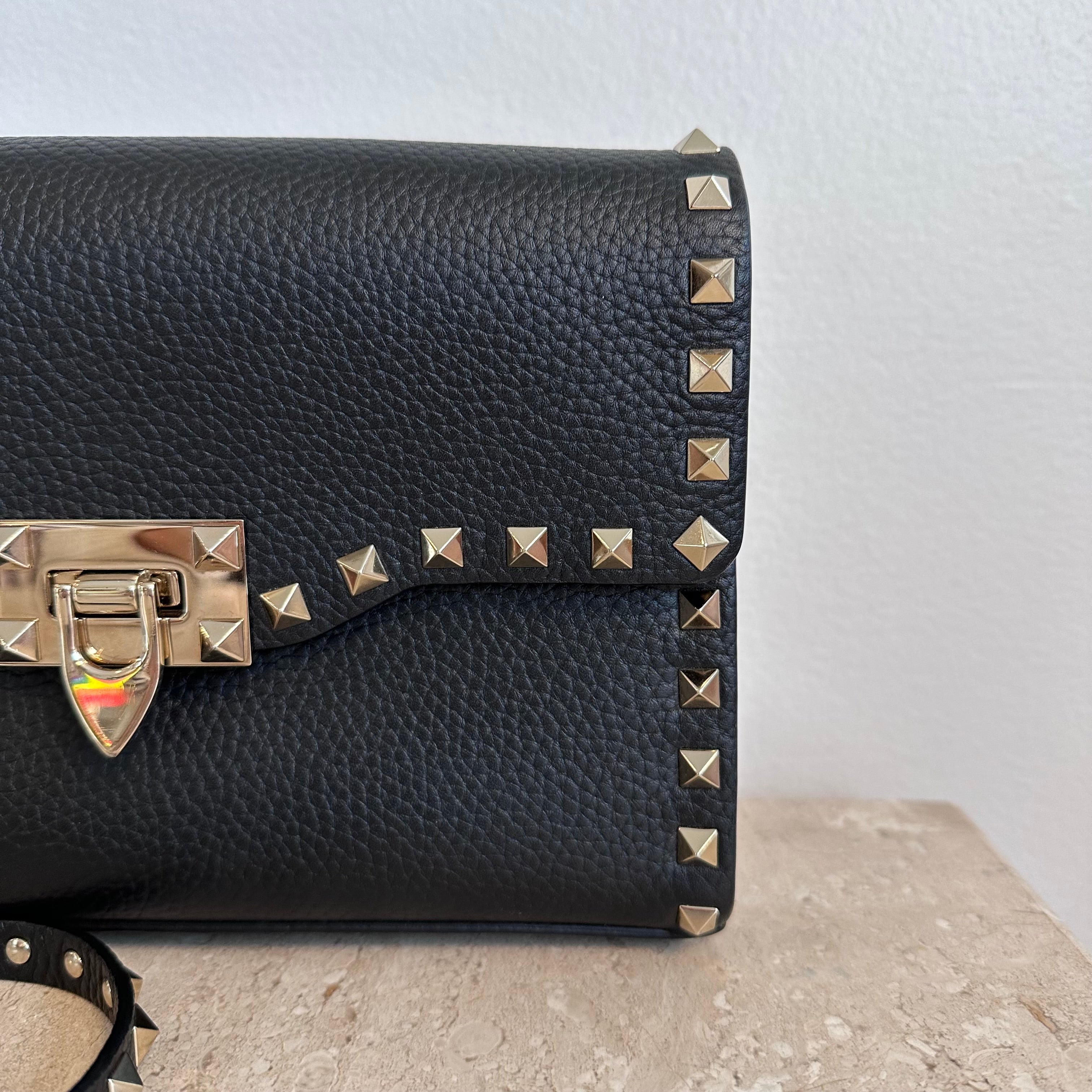 Pre-Owned Valentino Black Medium Rockstud Crossbody Bag