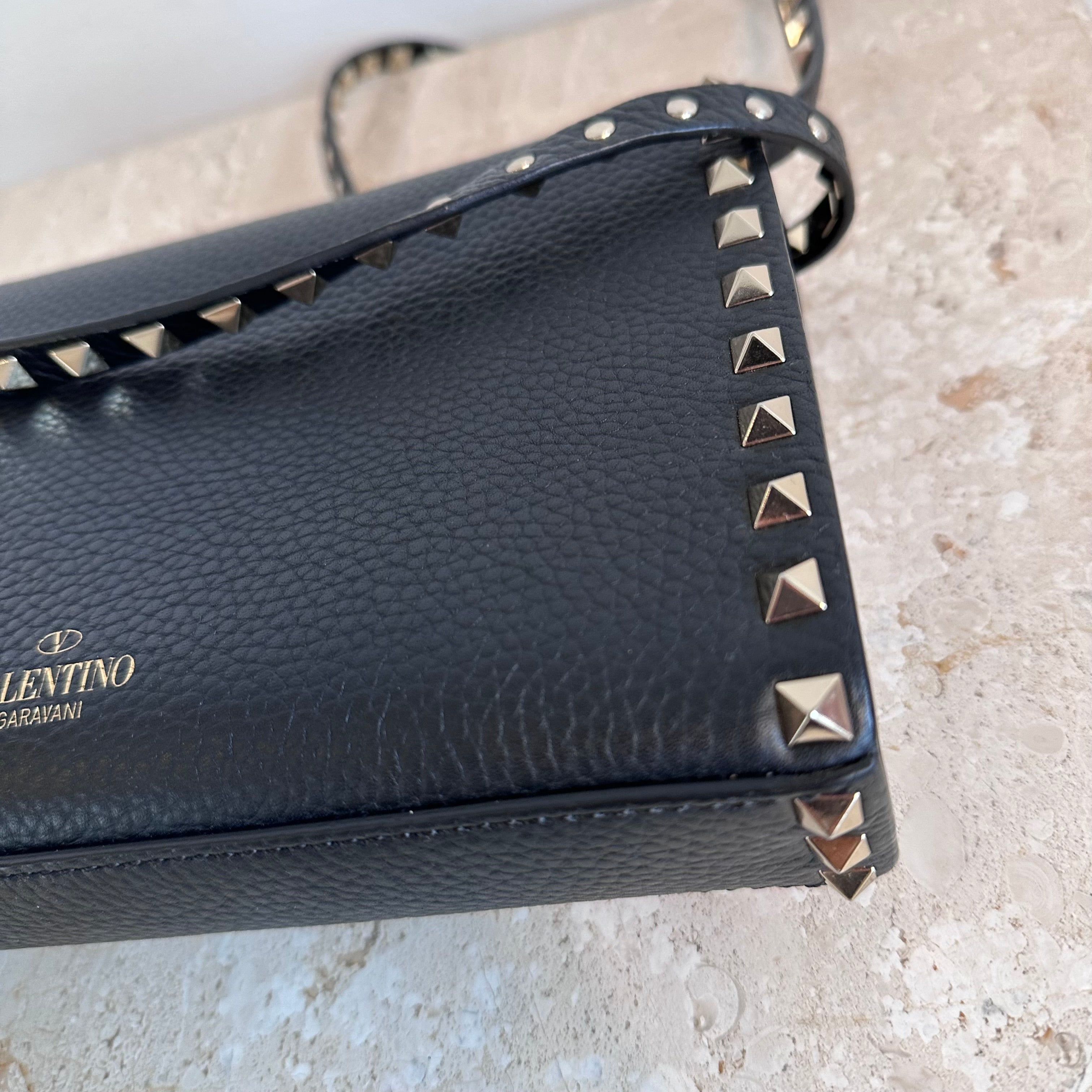 Pre-Owned Valentino Black Medium Rockstud Crossbody Bag