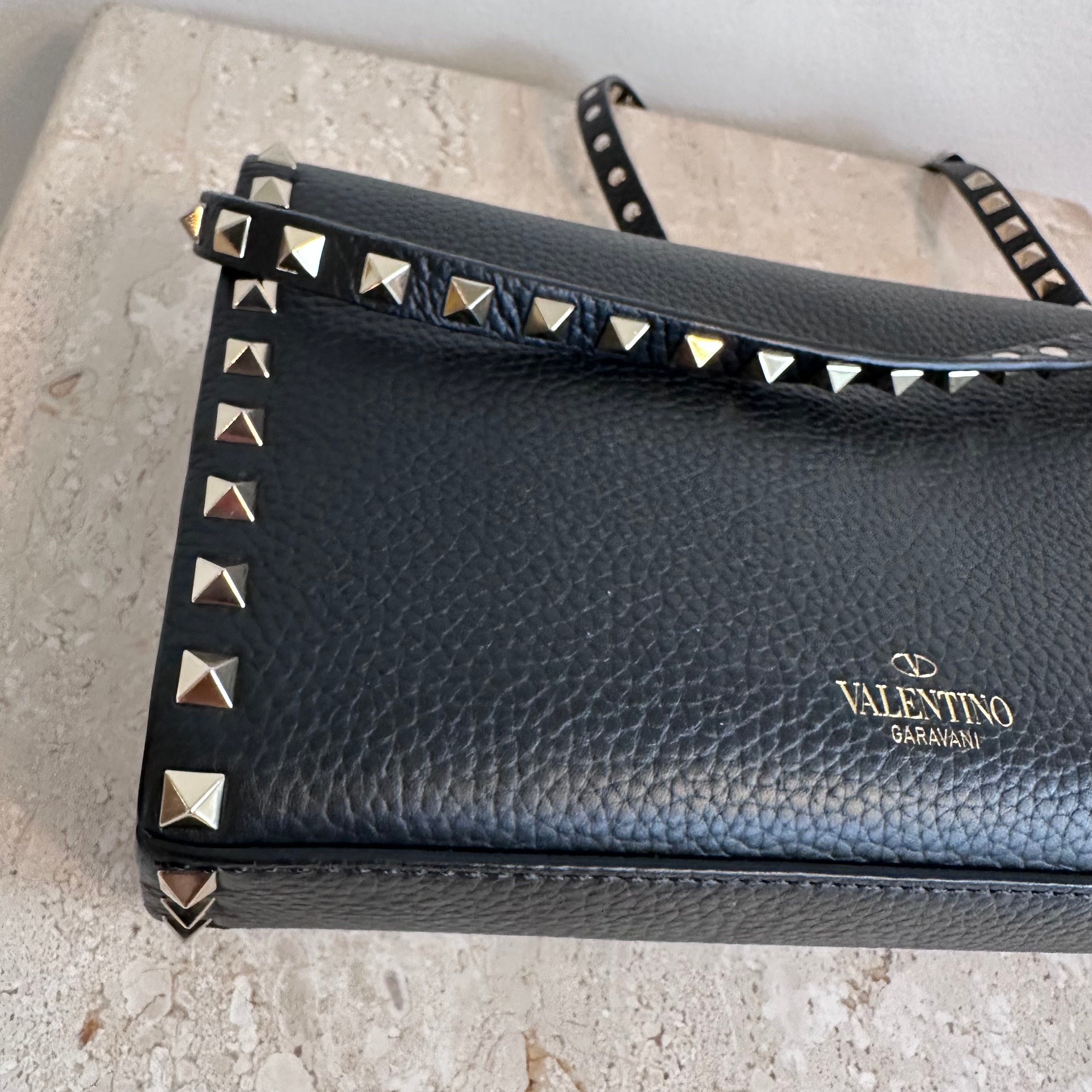 Pre-Owned Valentino Black Medium Rockstud Crossbody Bag