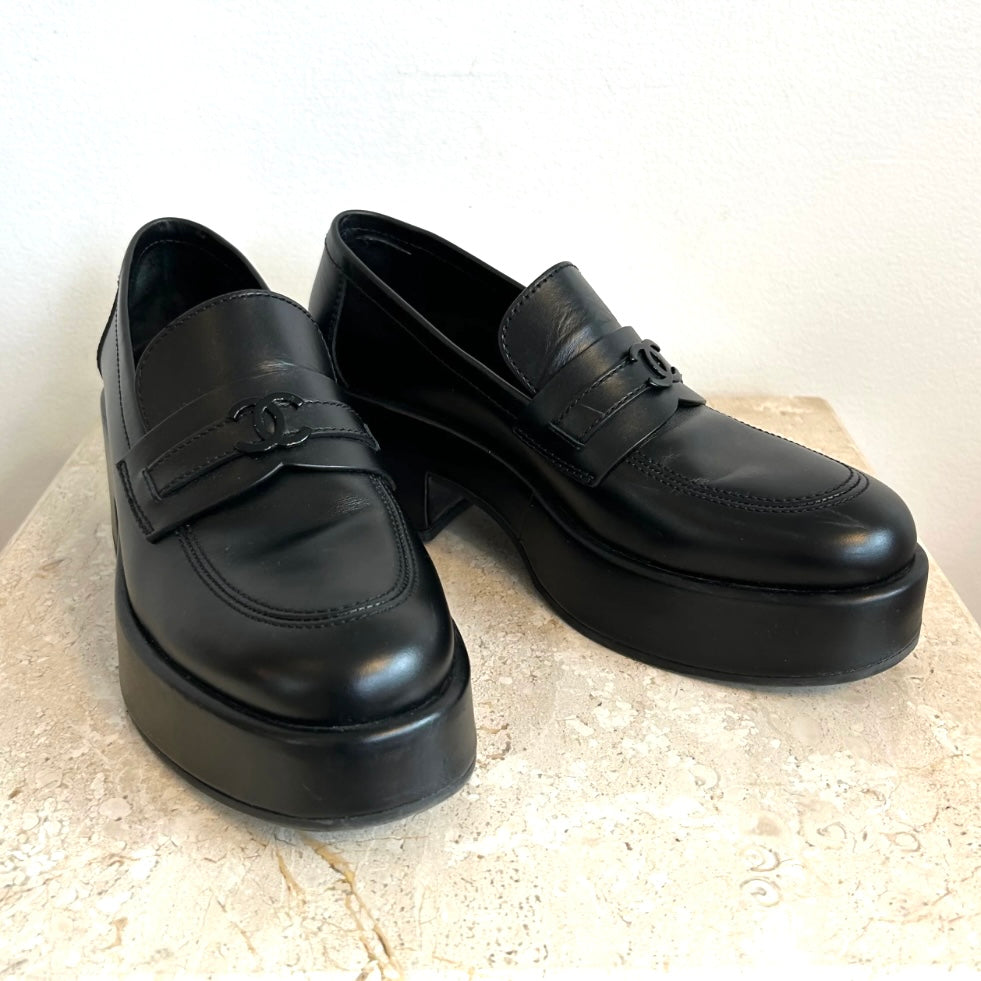 Pre-Owned CHANEL 2022 Black Lambskin Platform Loafer - Size 39