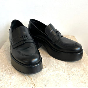Pre-Owned CHANEL 2022 Black Lambskin Platform Loafer - Size 39